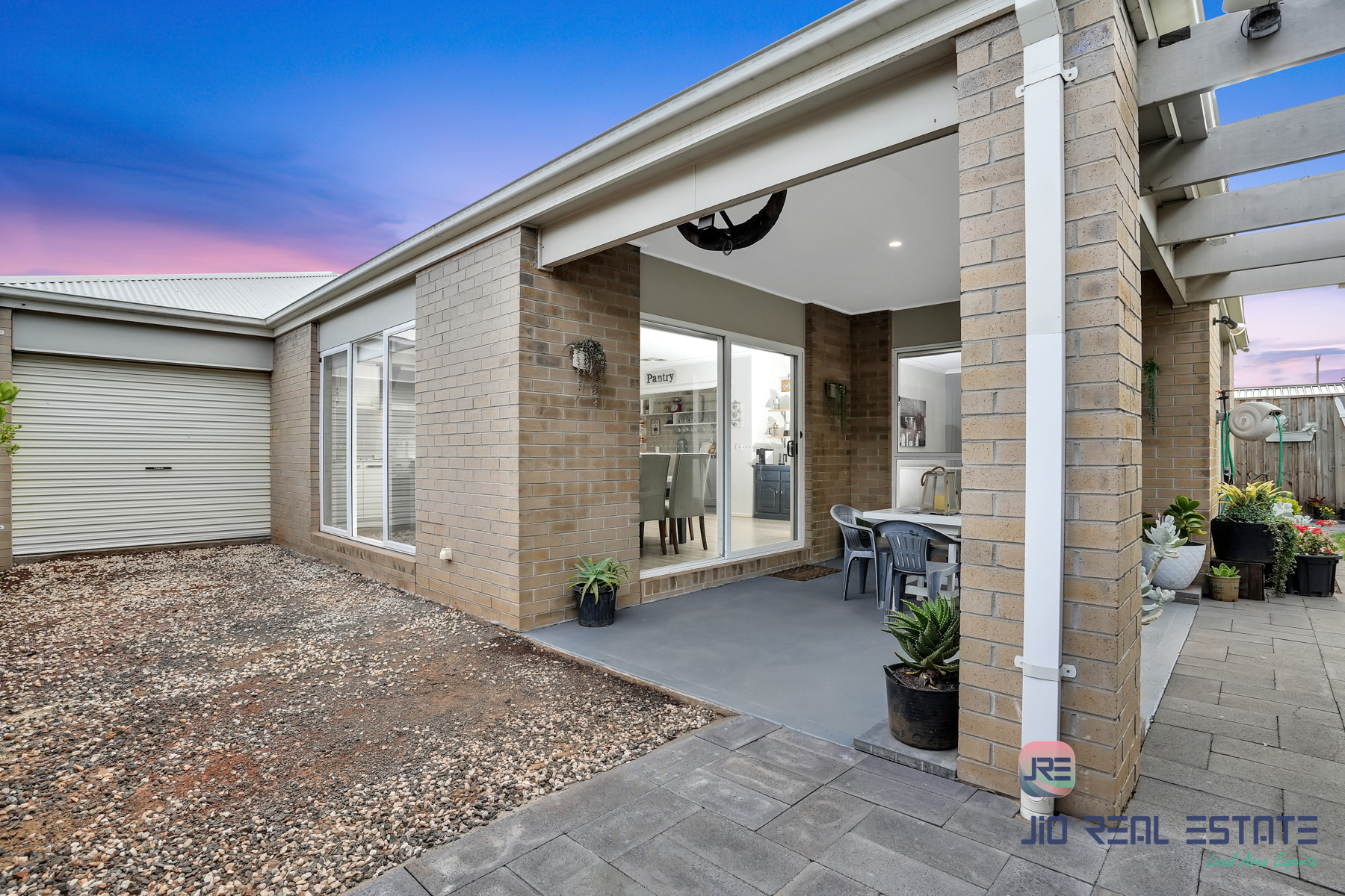 8 Stockport Crescent, Thornhill Park VIC