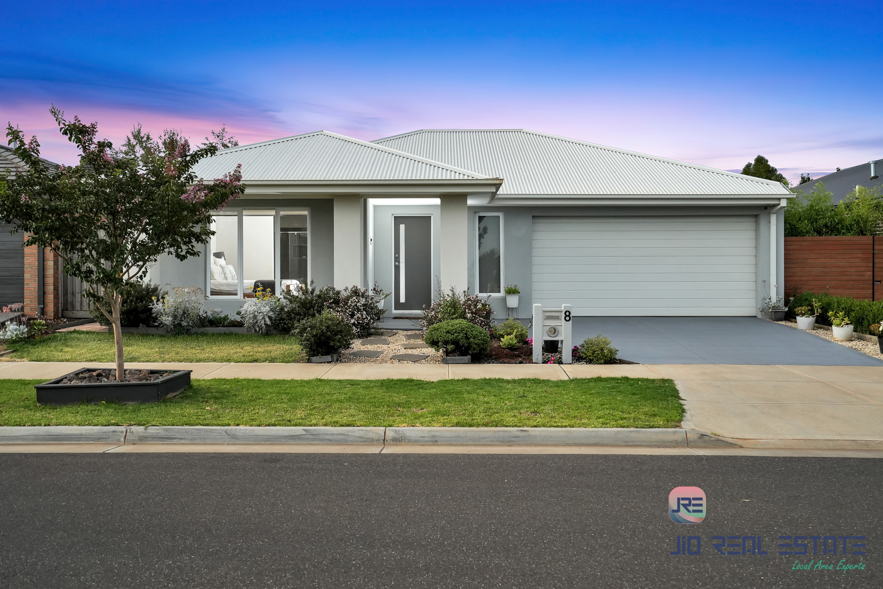 8 Stockport Crescent, Thornhill Park VIC