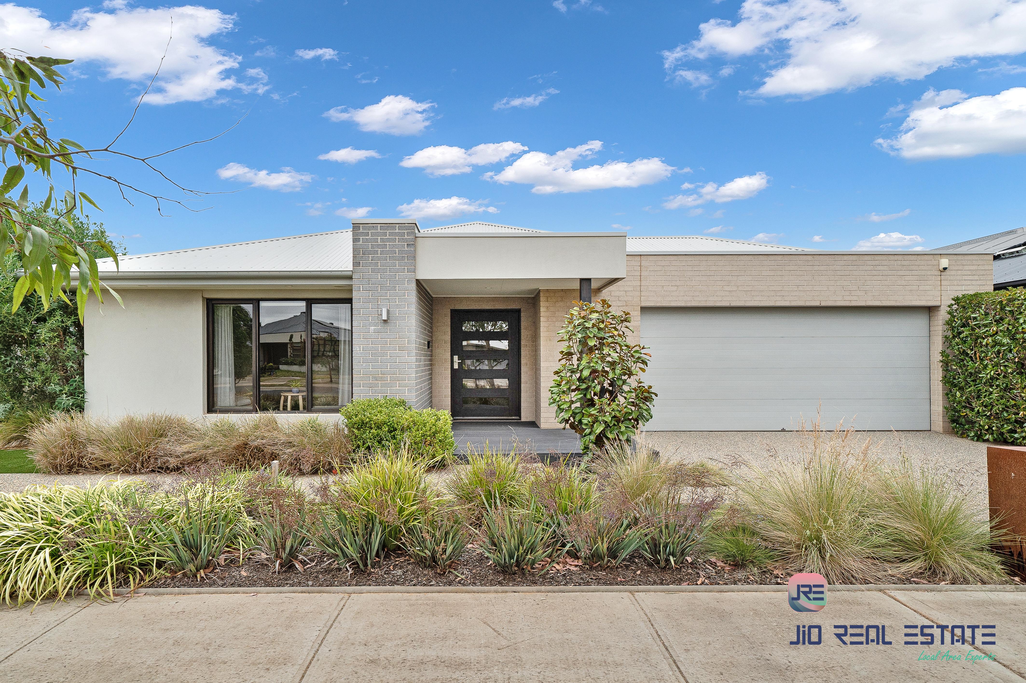 10 Wiltshire Boulevard, Thornhill Park VIC