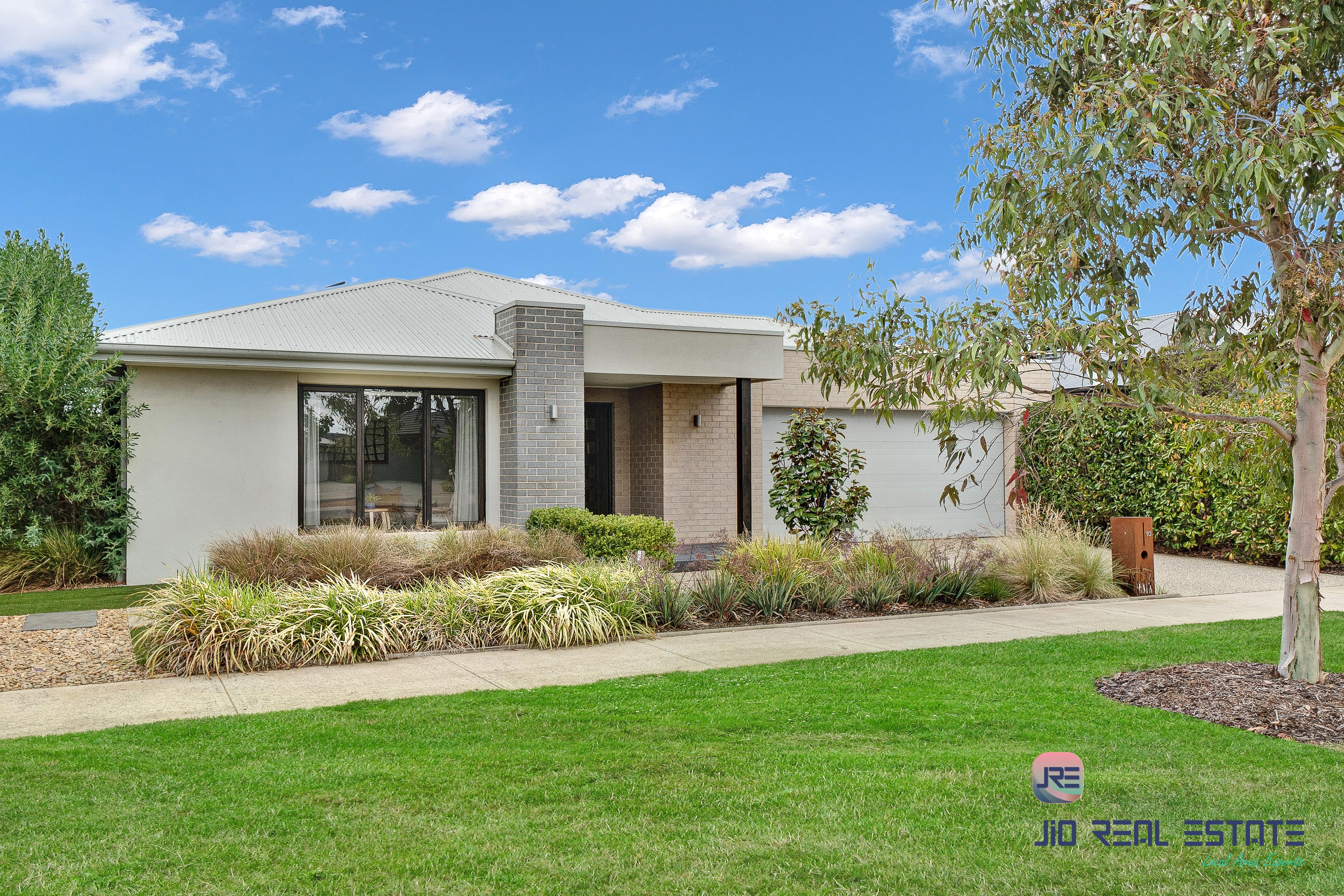 10 Wiltshire Boulevard, Thornhill Park VIC