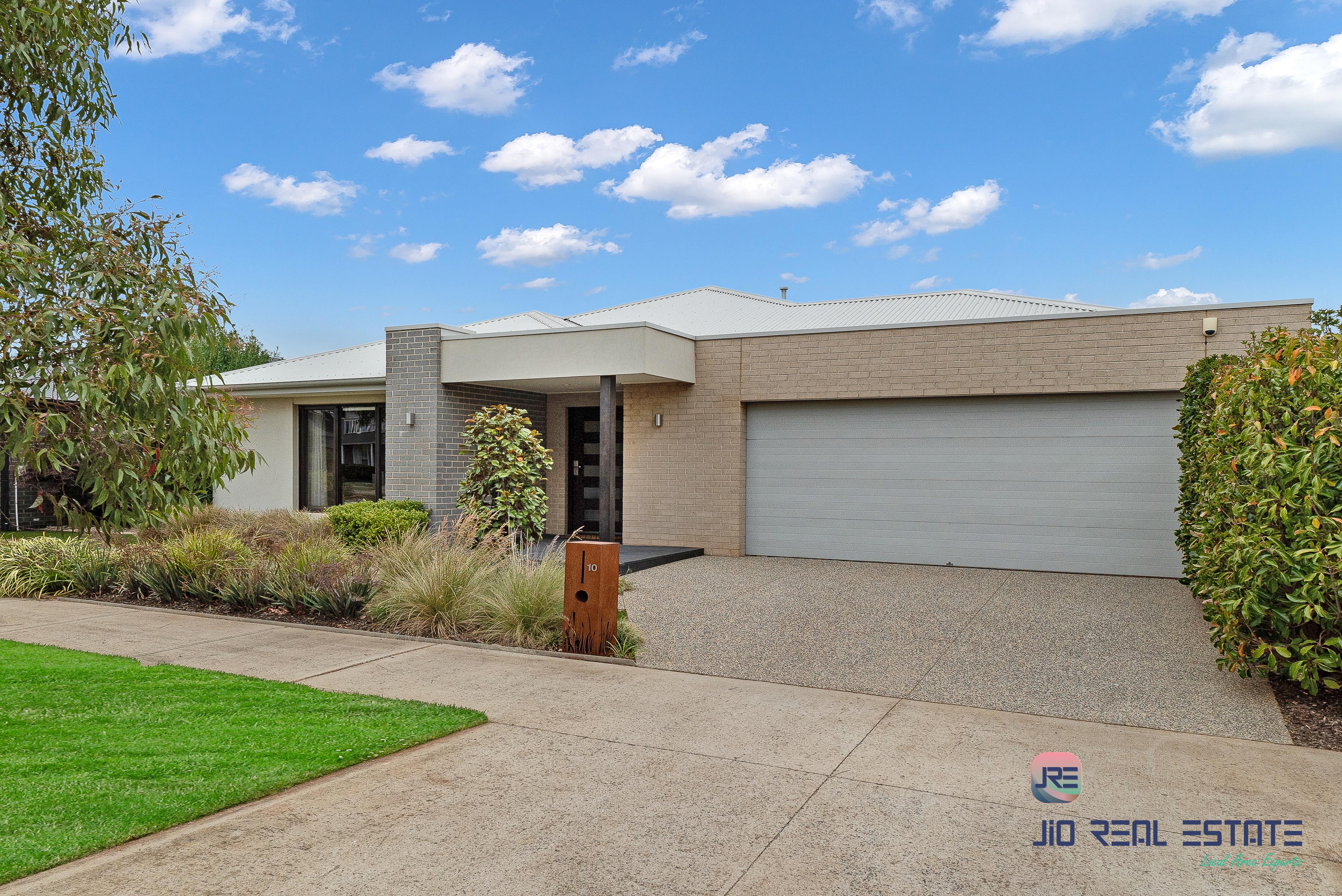 10 Wiltshire Boulevard, Thornhill Park VIC