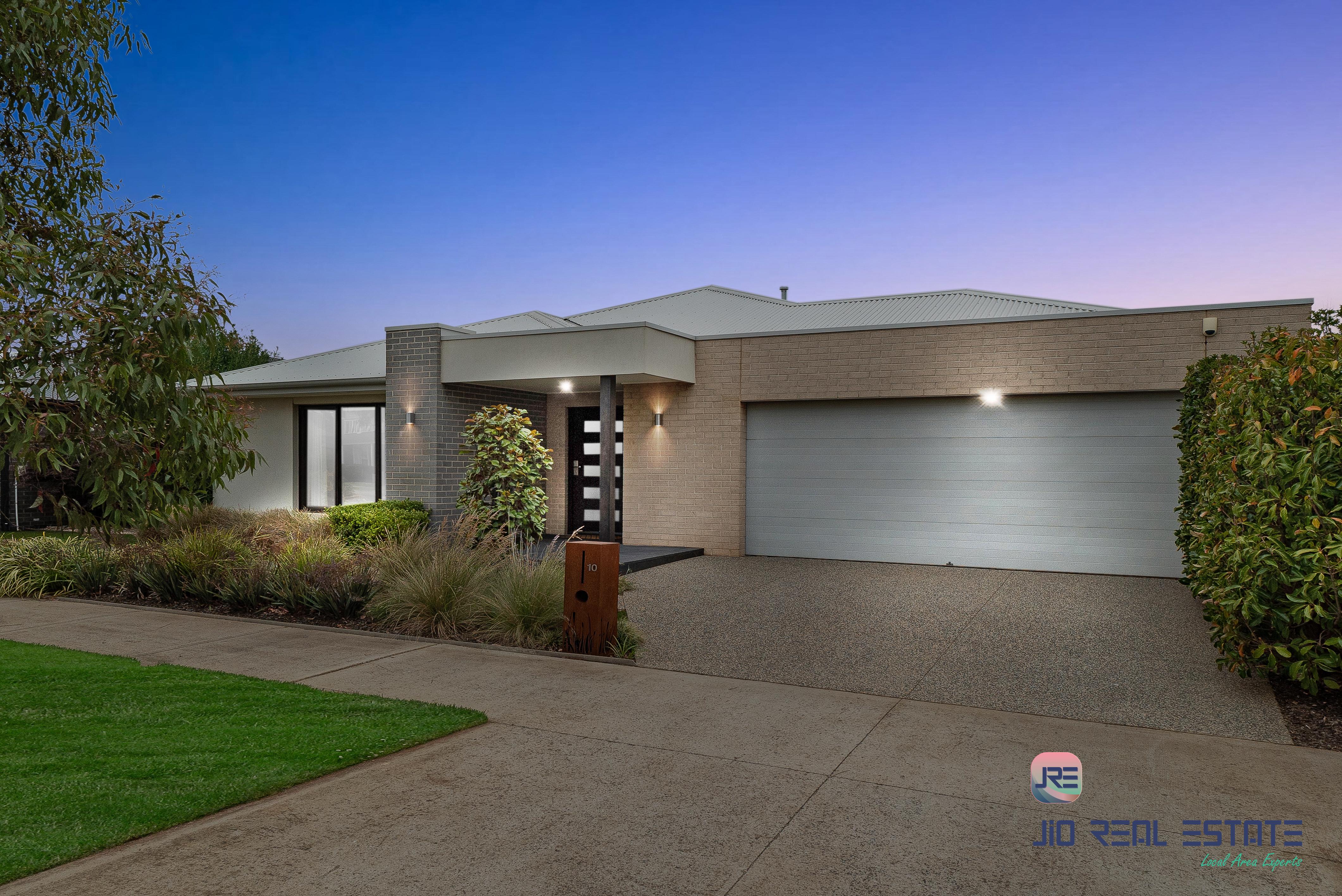 10 Wiltshire Boulevard, Thornhill Park VIC