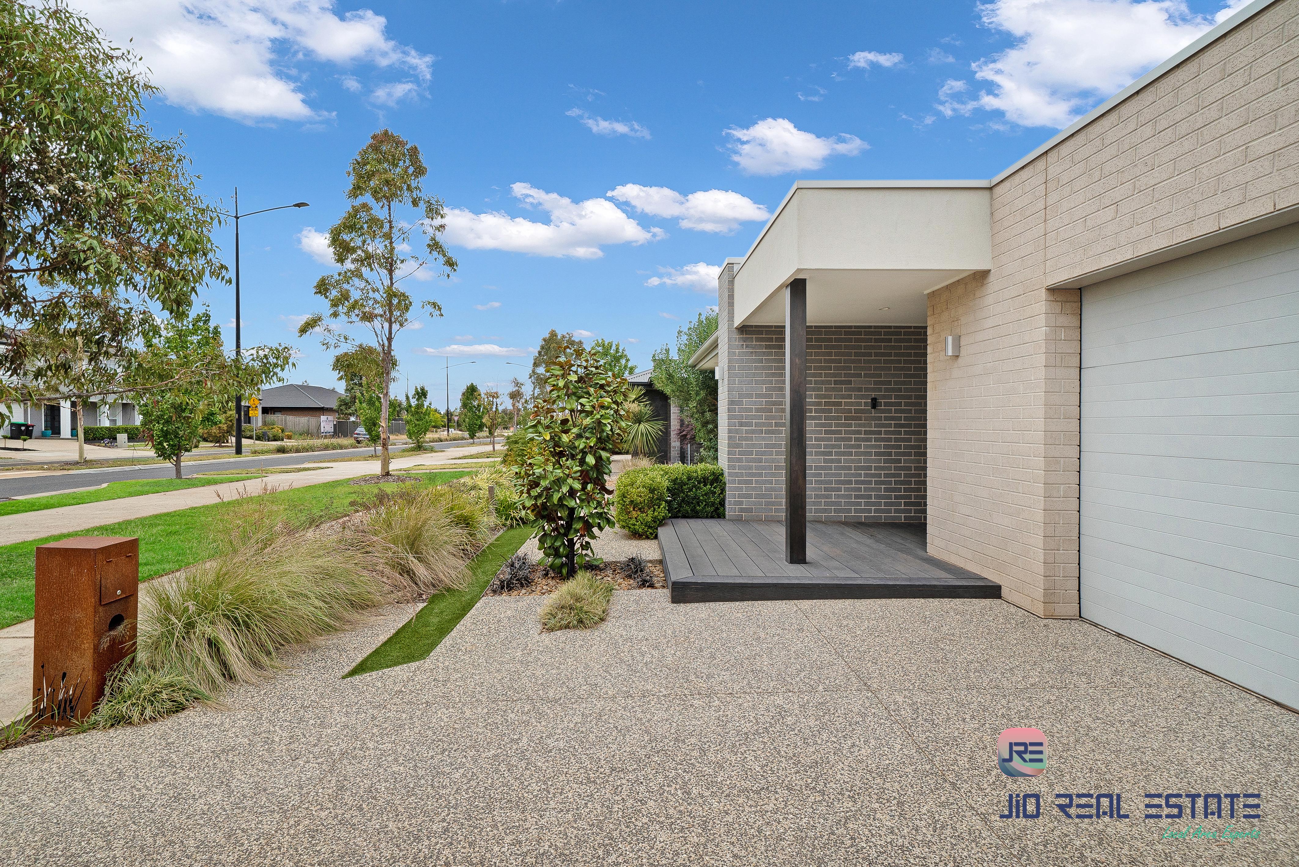 10 Wiltshire Boulevard, Thornhill Park VIC
