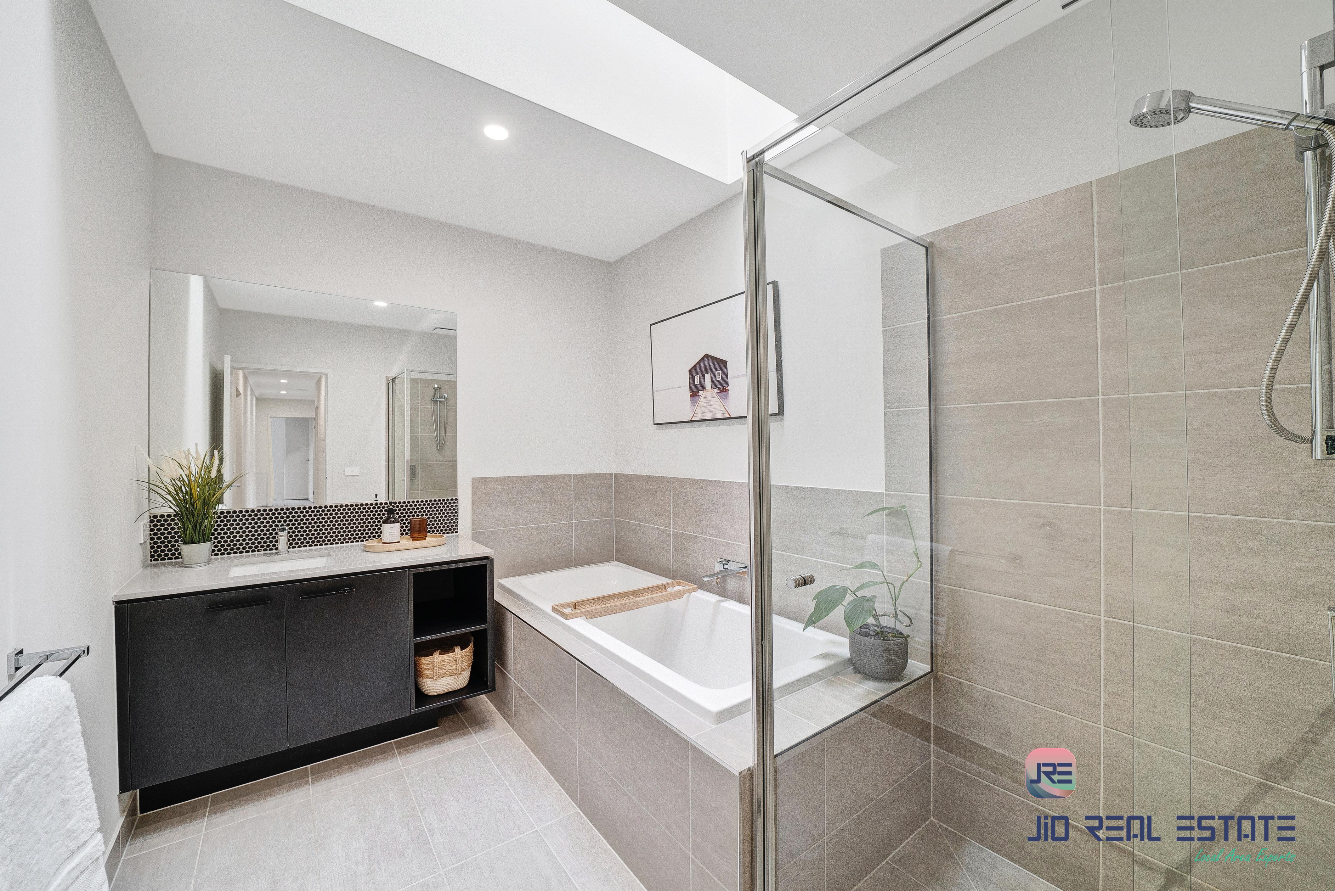 10 Wiltshire Boulevard, Thornhill Park VIC