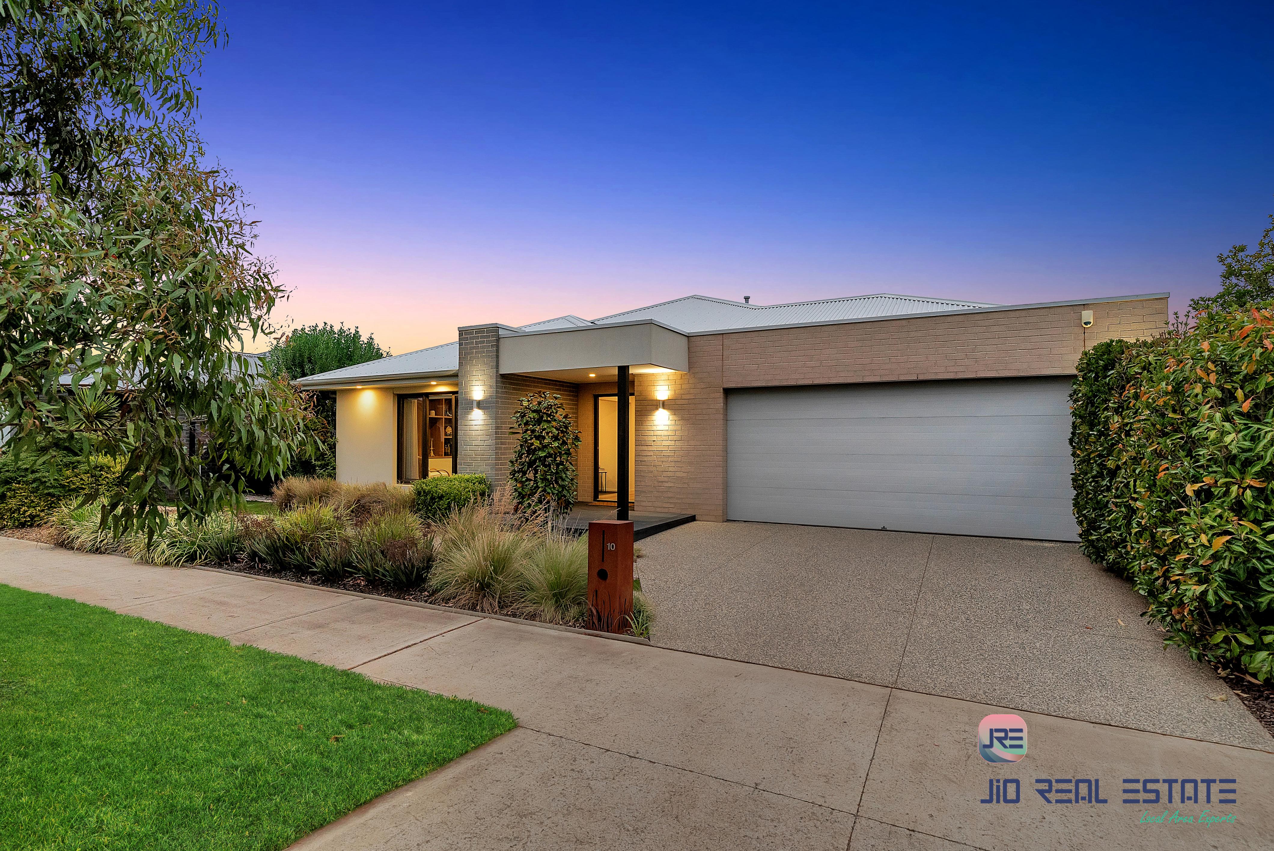 10 Wiltshire Boulevard, Thornhill Park VIC