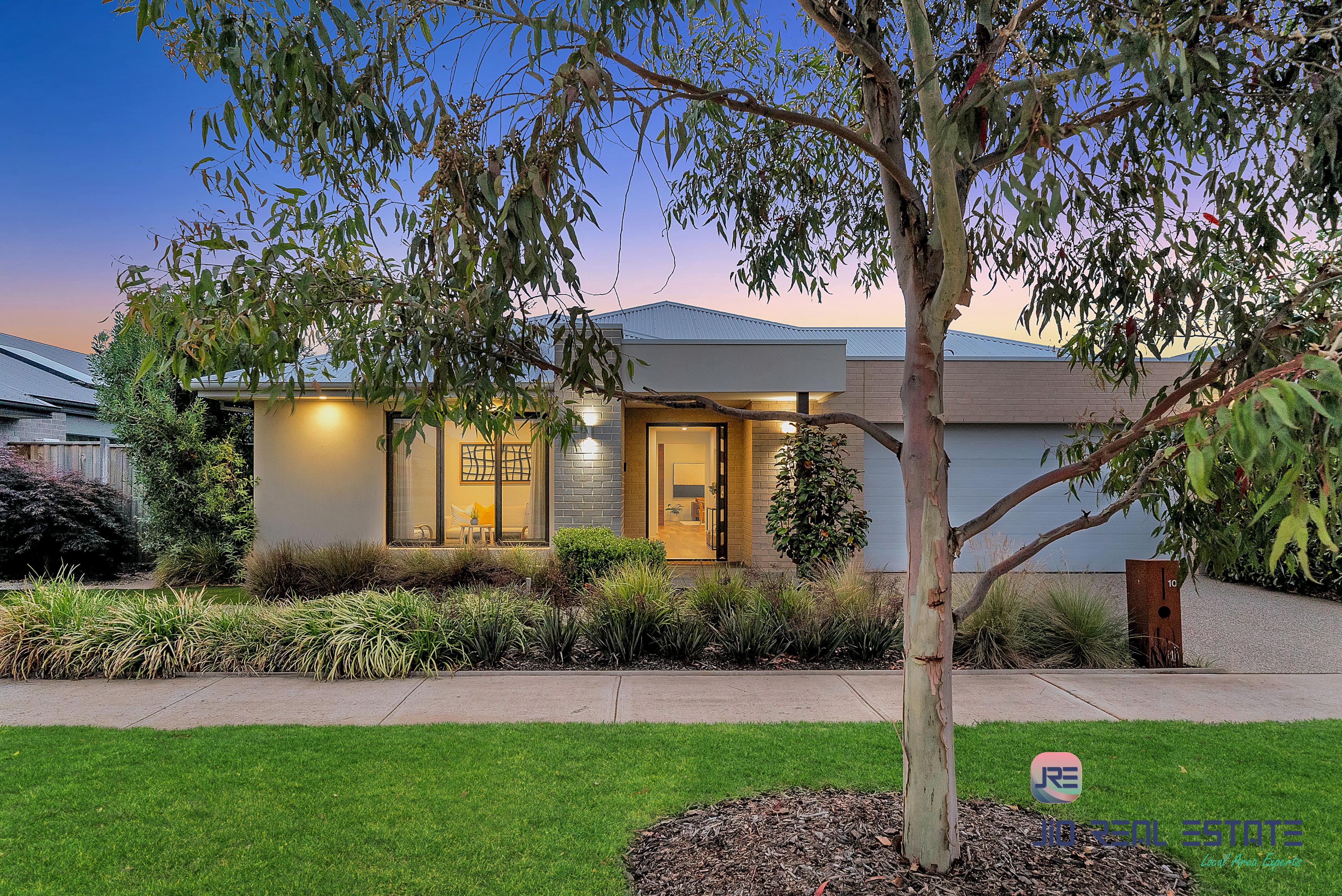 10 Wiltshire Boulevard, Thornhill Park VIC
