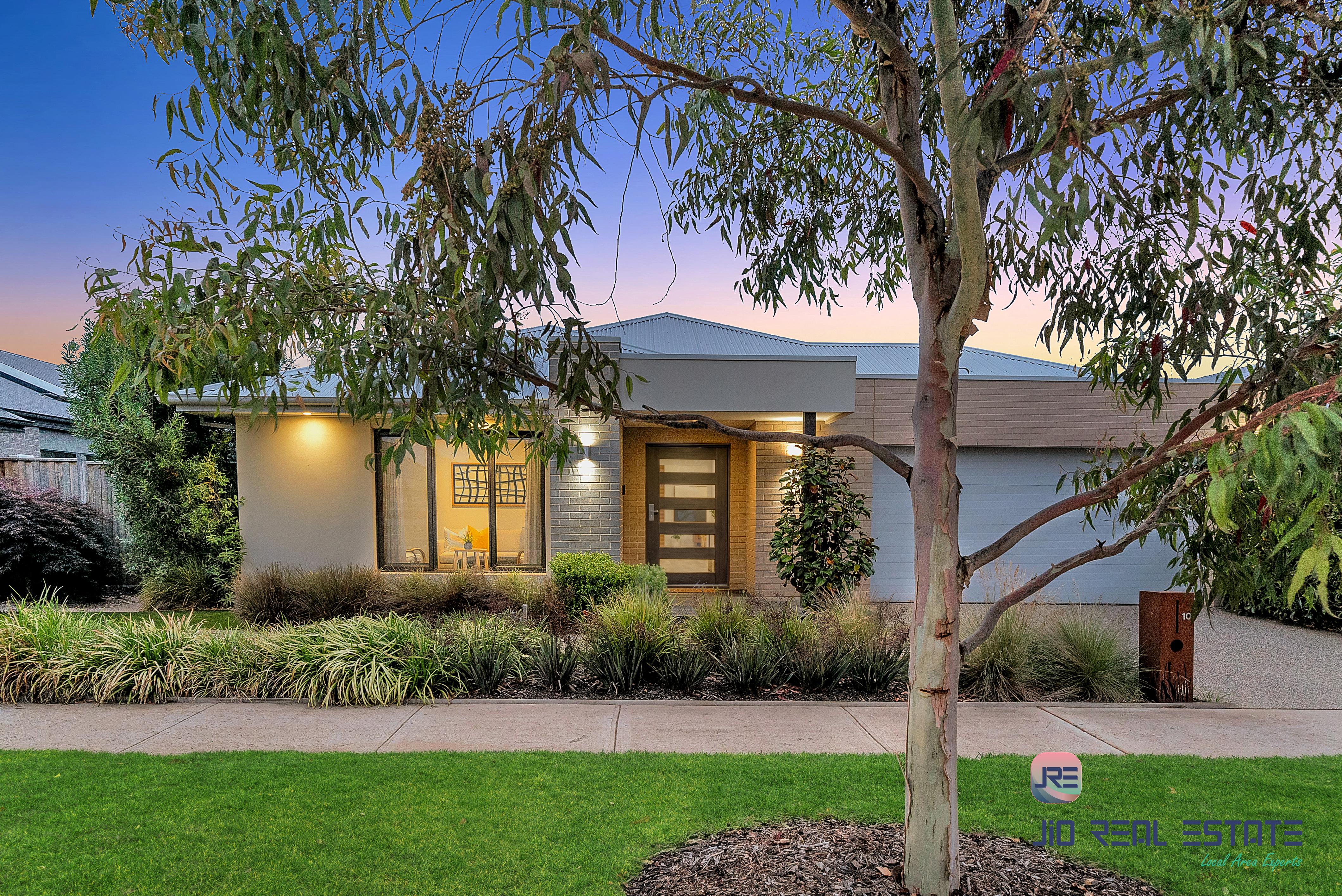 10 Wiltshire Boulevard, Thornhill Park VIC