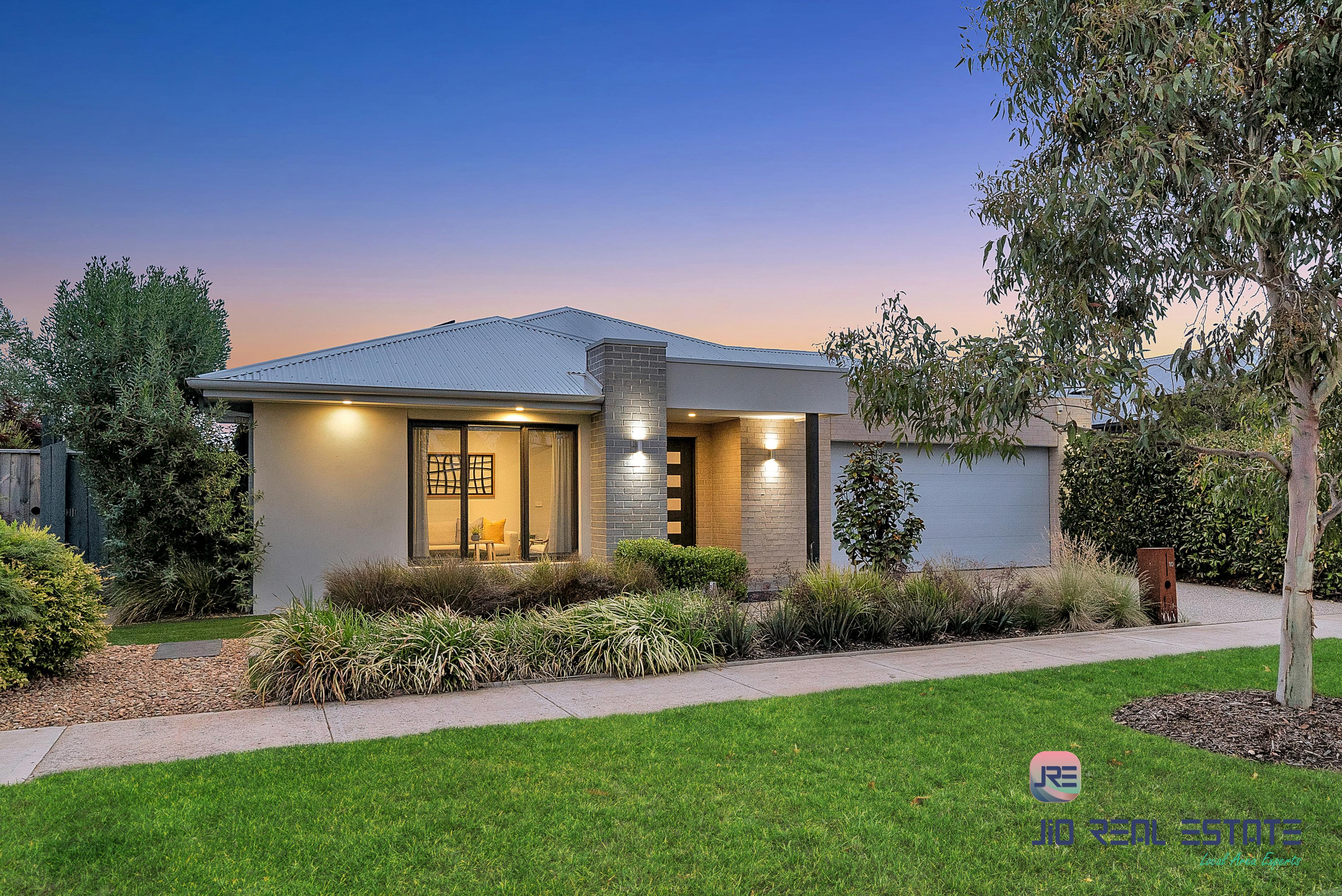 10 Wiltshire Boulevard, Thornhill Park VIC