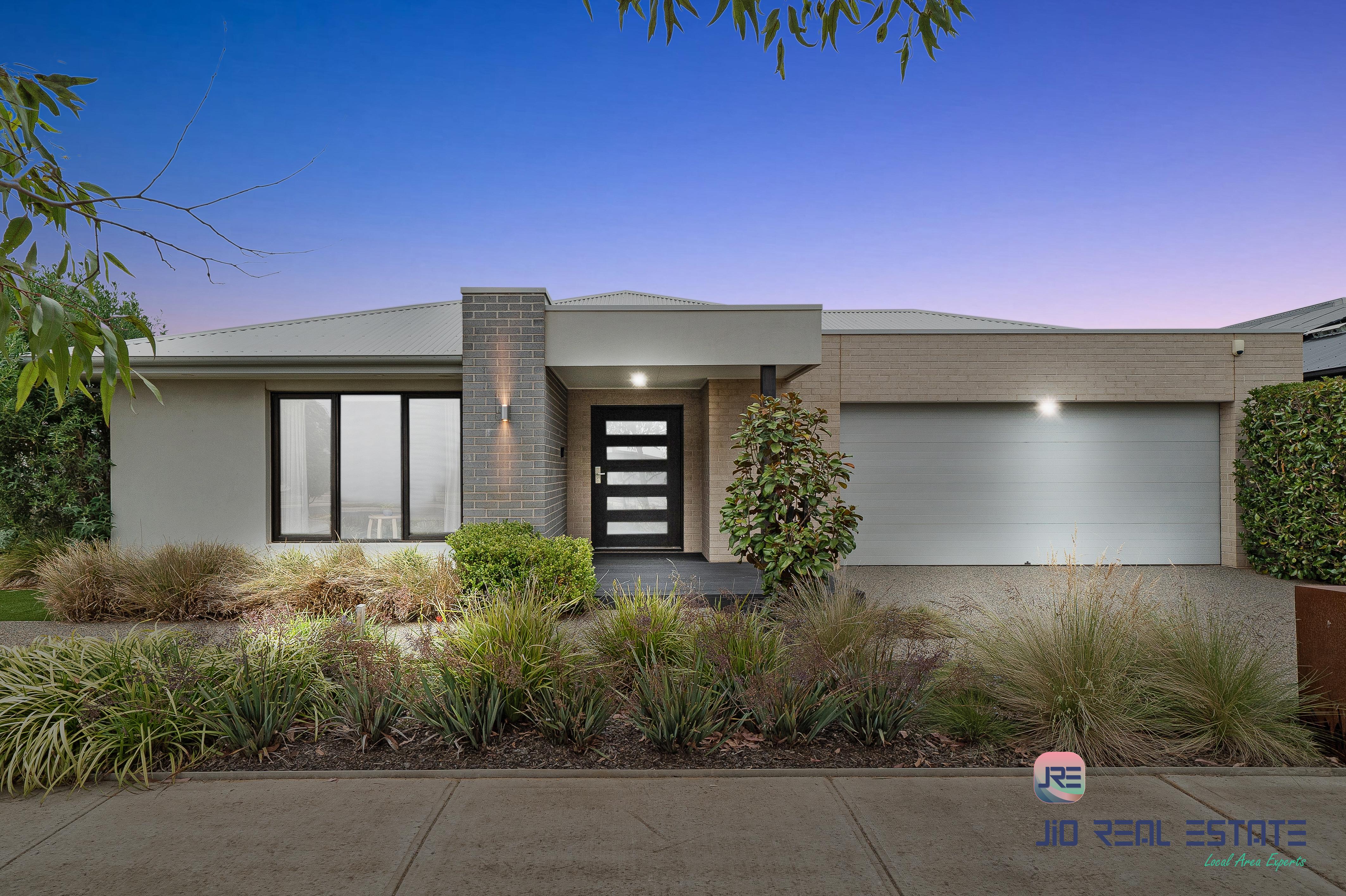 10 Wiltshire Boulevard, Thornhill Park VIC