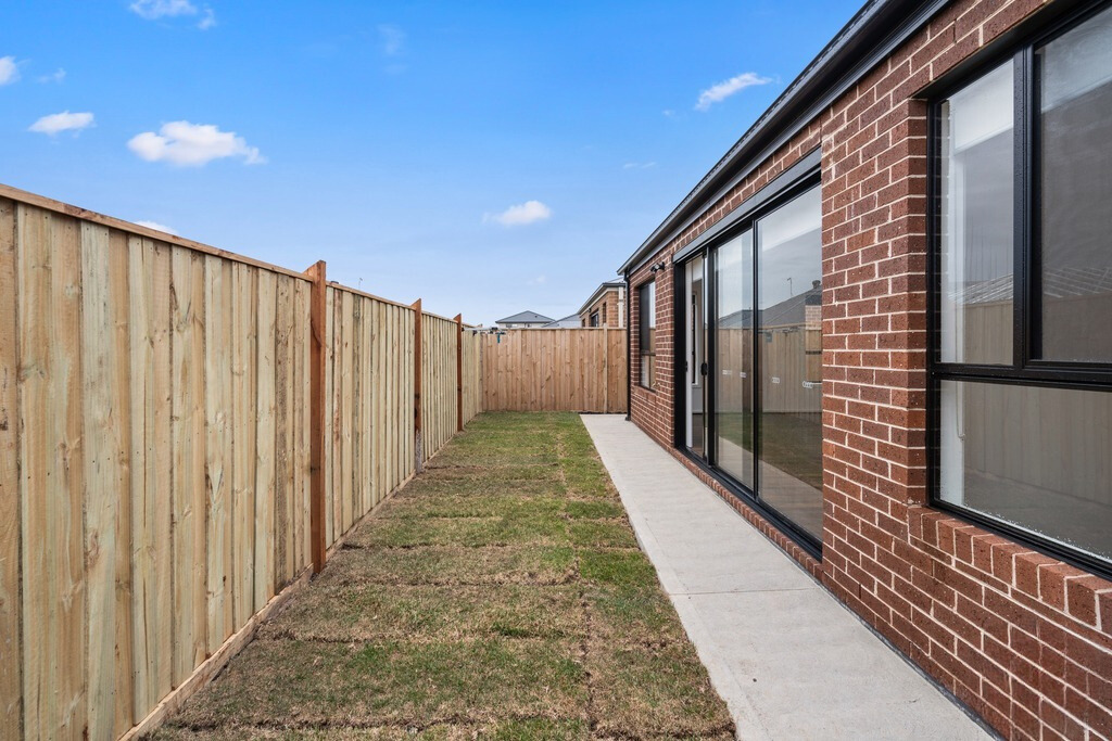 14 Camelon Avenue, Thornhill Park VIC