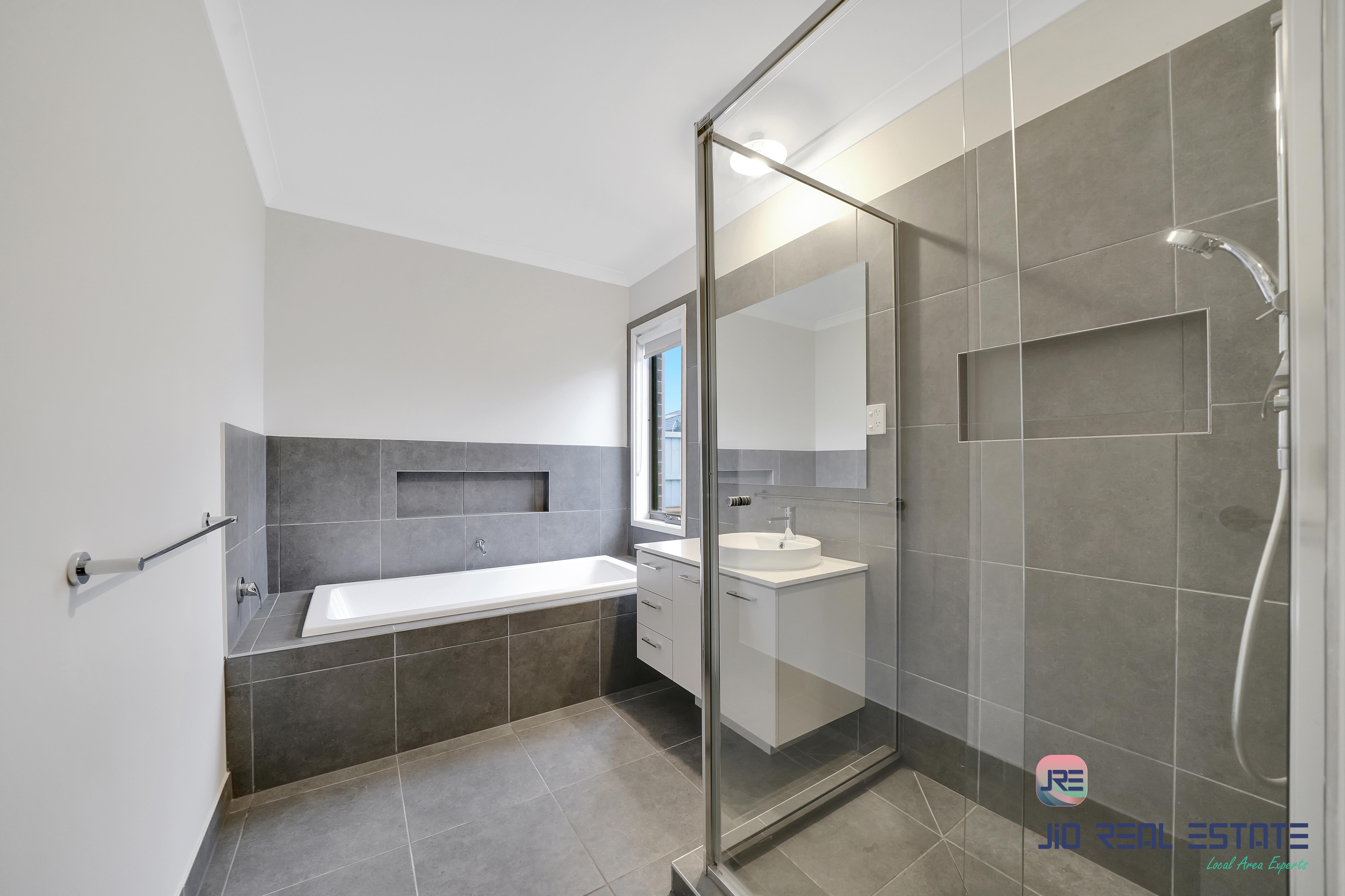 9 Bow Place, Thornhill Park VIC