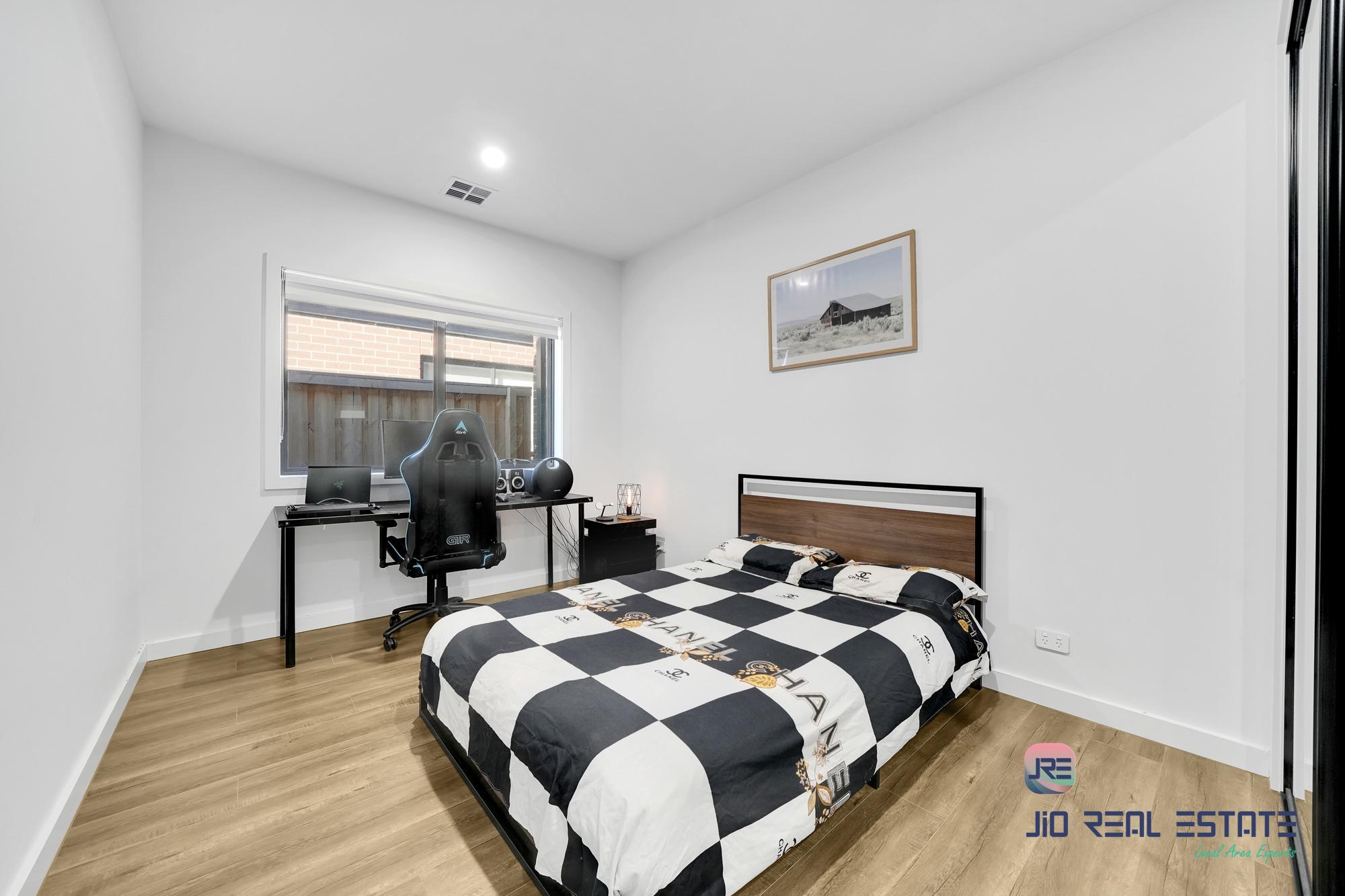 7 Loch Street, Thornhill Park VIC