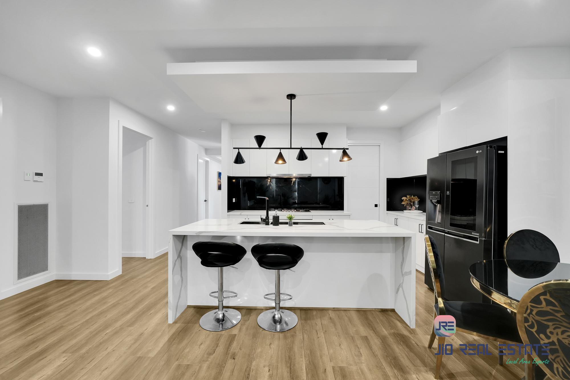 7 Loch Street, Thornhill Park VIC