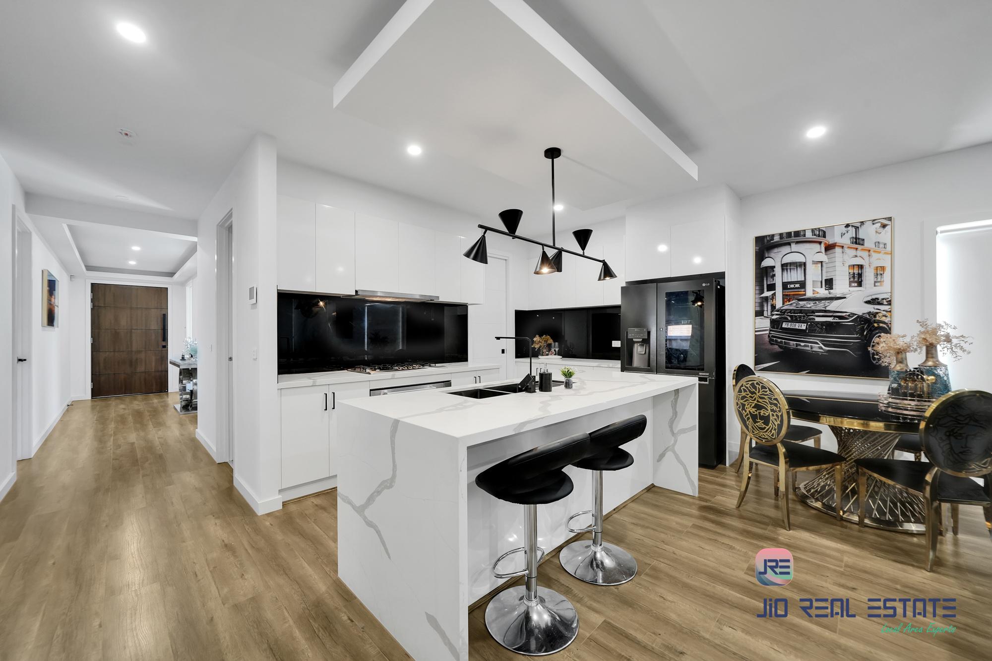 7 Loch Street, Thornhill Park VIC