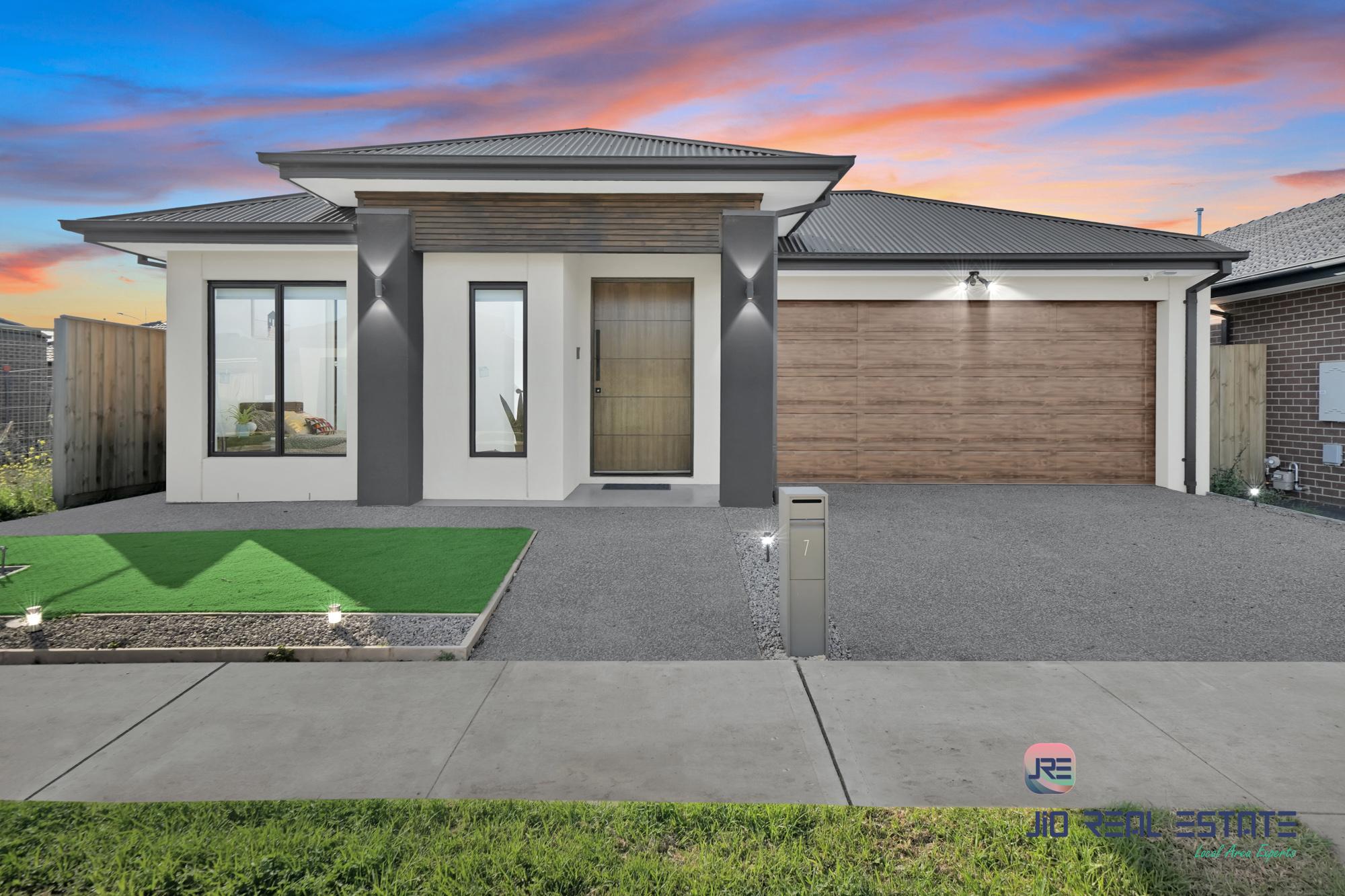 7 Loch Street, Thornhill Park VIC