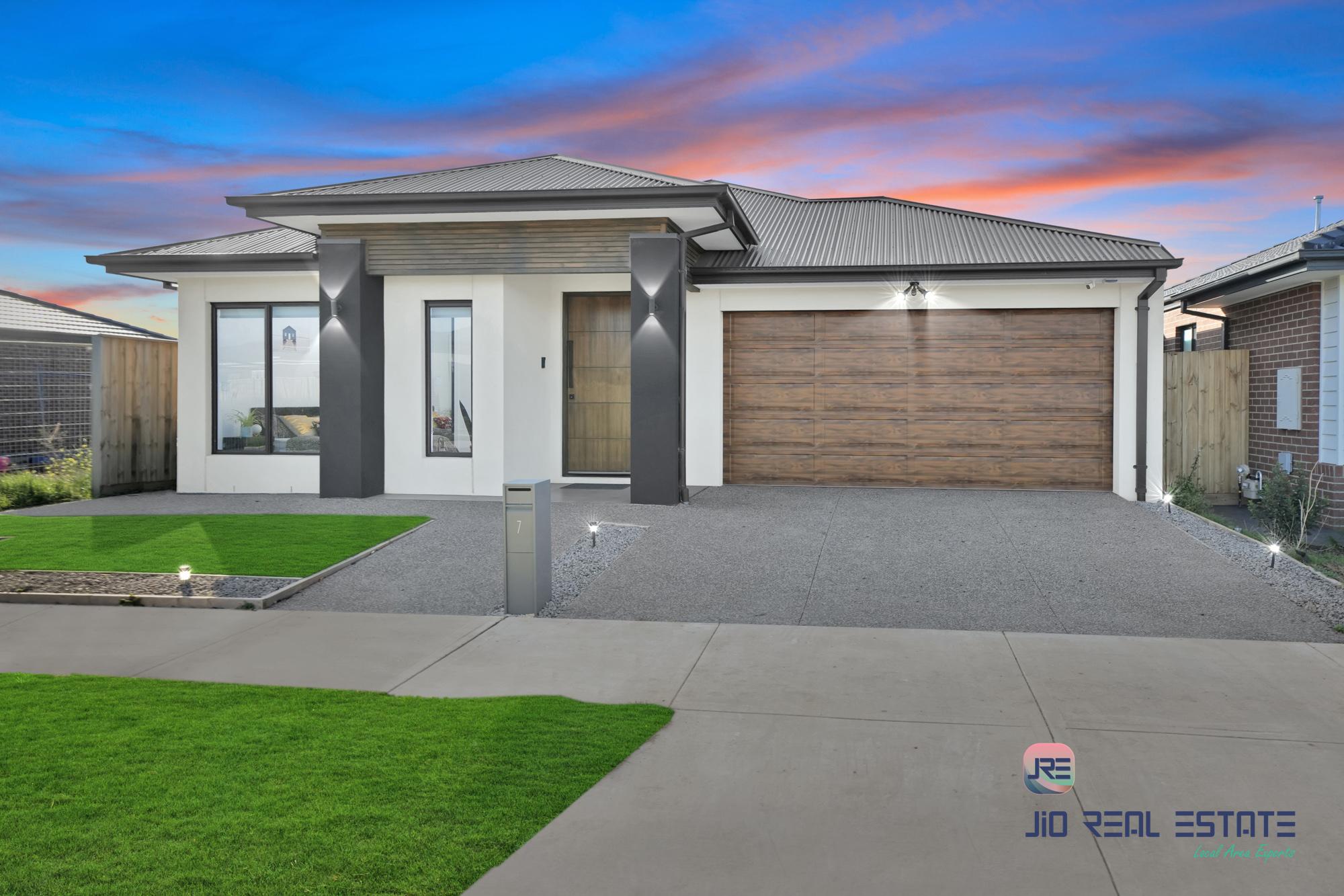 7 Loch Street, Thornhill Park VIC