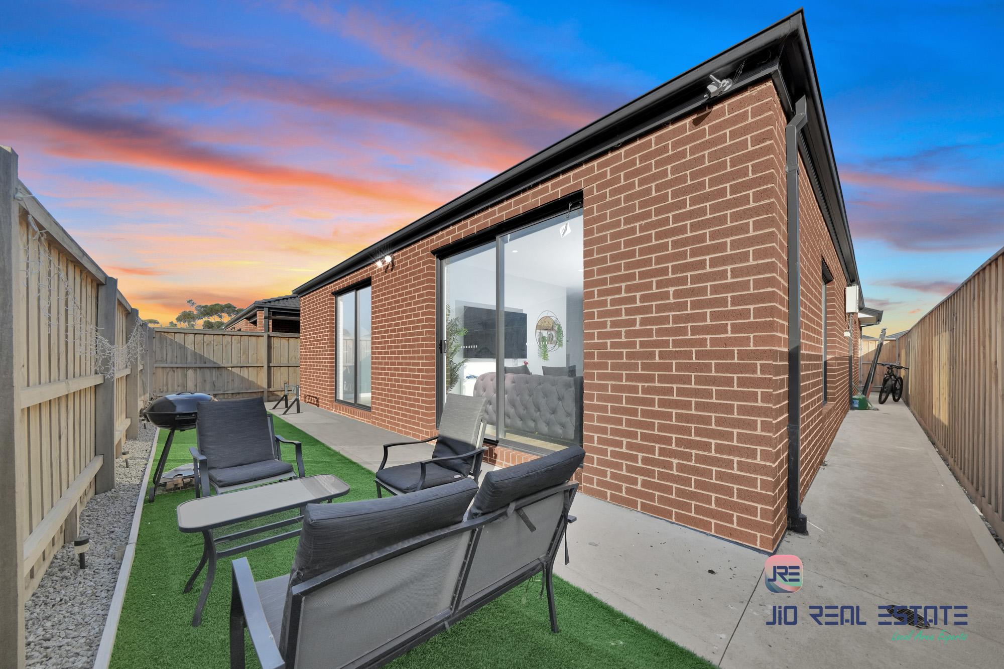 7 Loch Street, Thornhill Park VIC