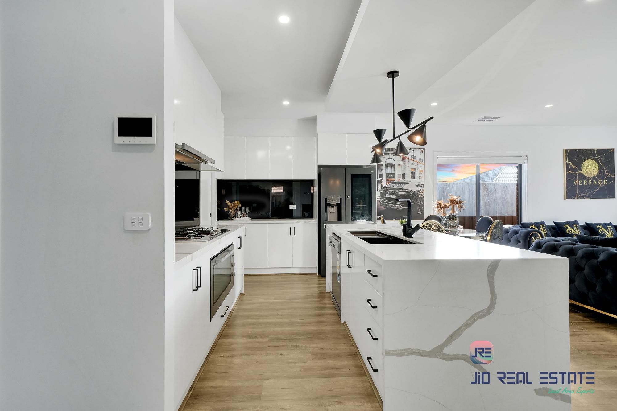 7 Loch Street, Thornhill Park VIC