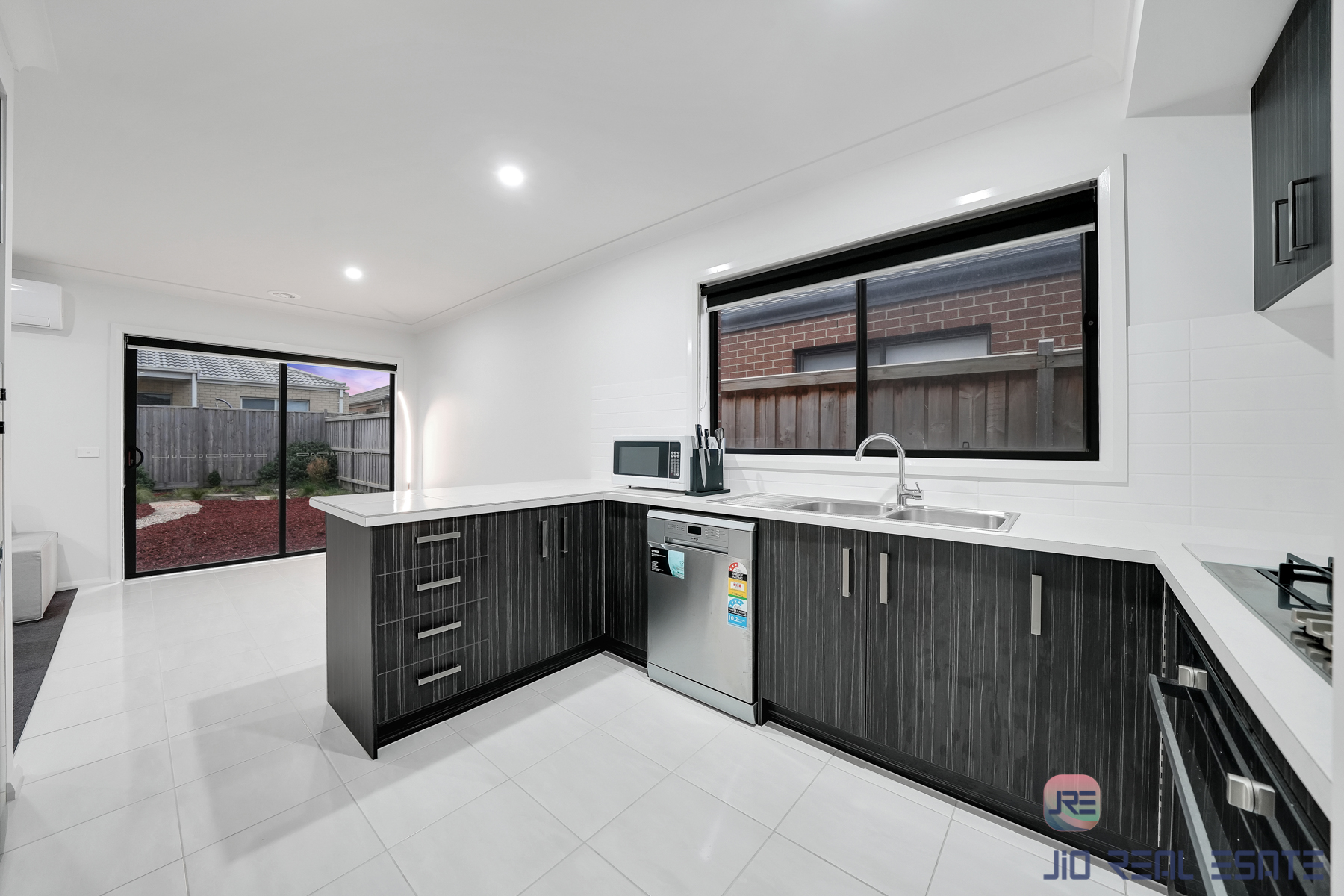 11 Esslemont Road, Thornhill Park VIC