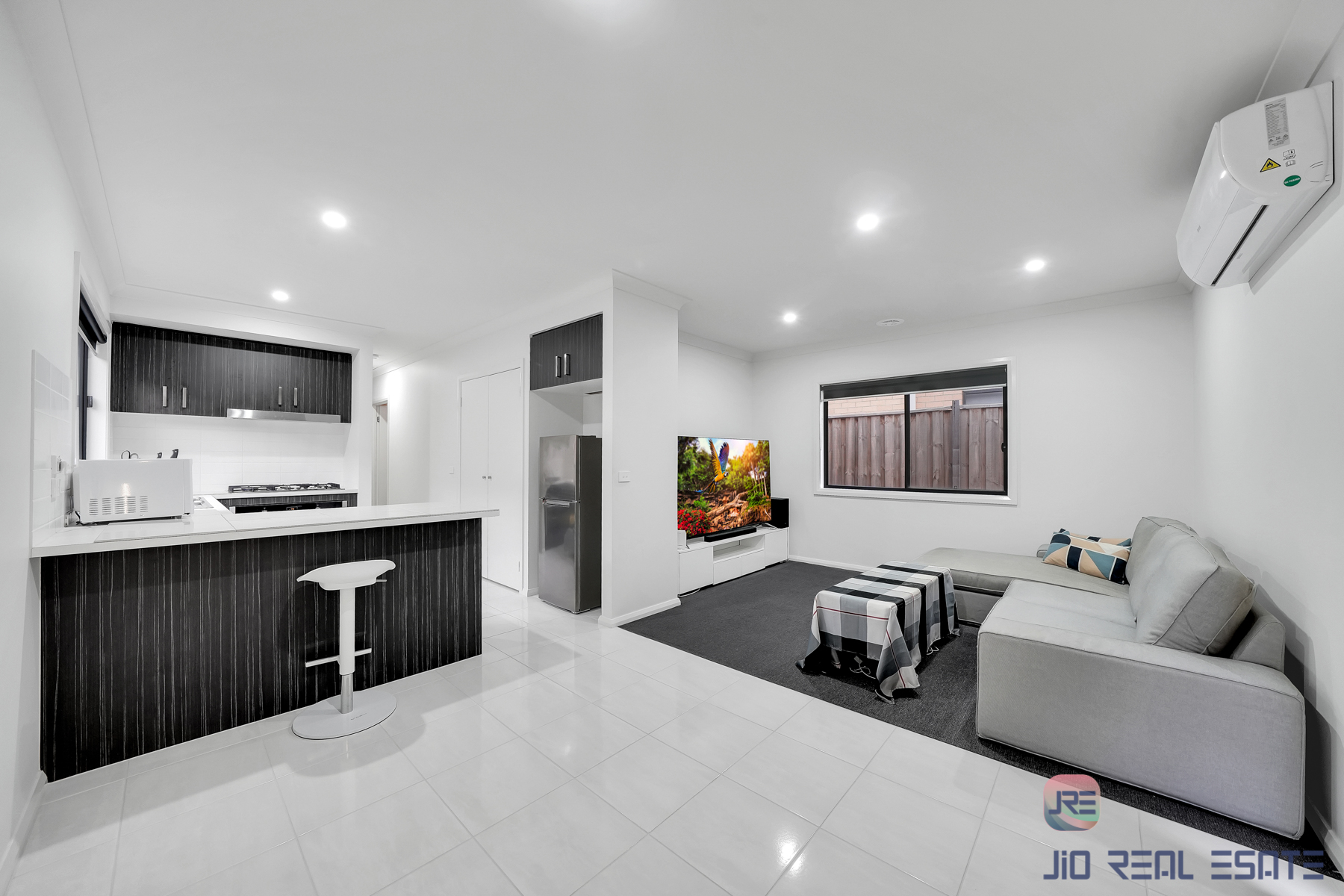 11 Esslemont Road, Thornhill Park VIC