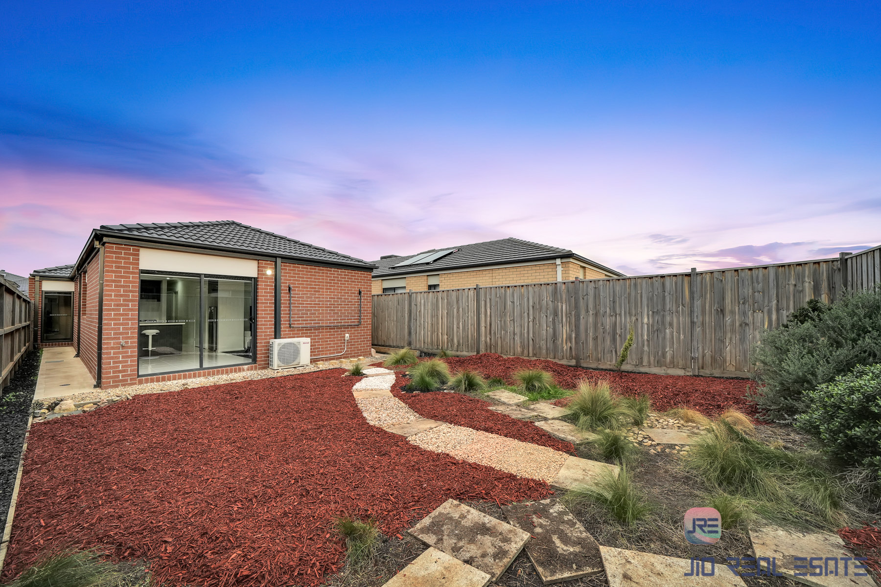 11 Esslemont Road, Thornhill Park VIC