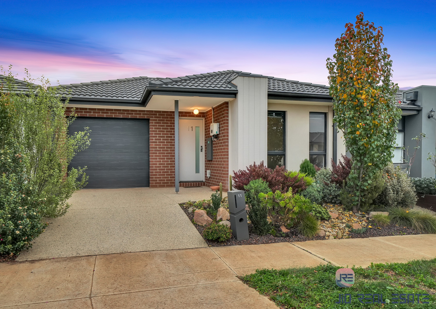 11 Esslemont Road, Thornhill Park VIC