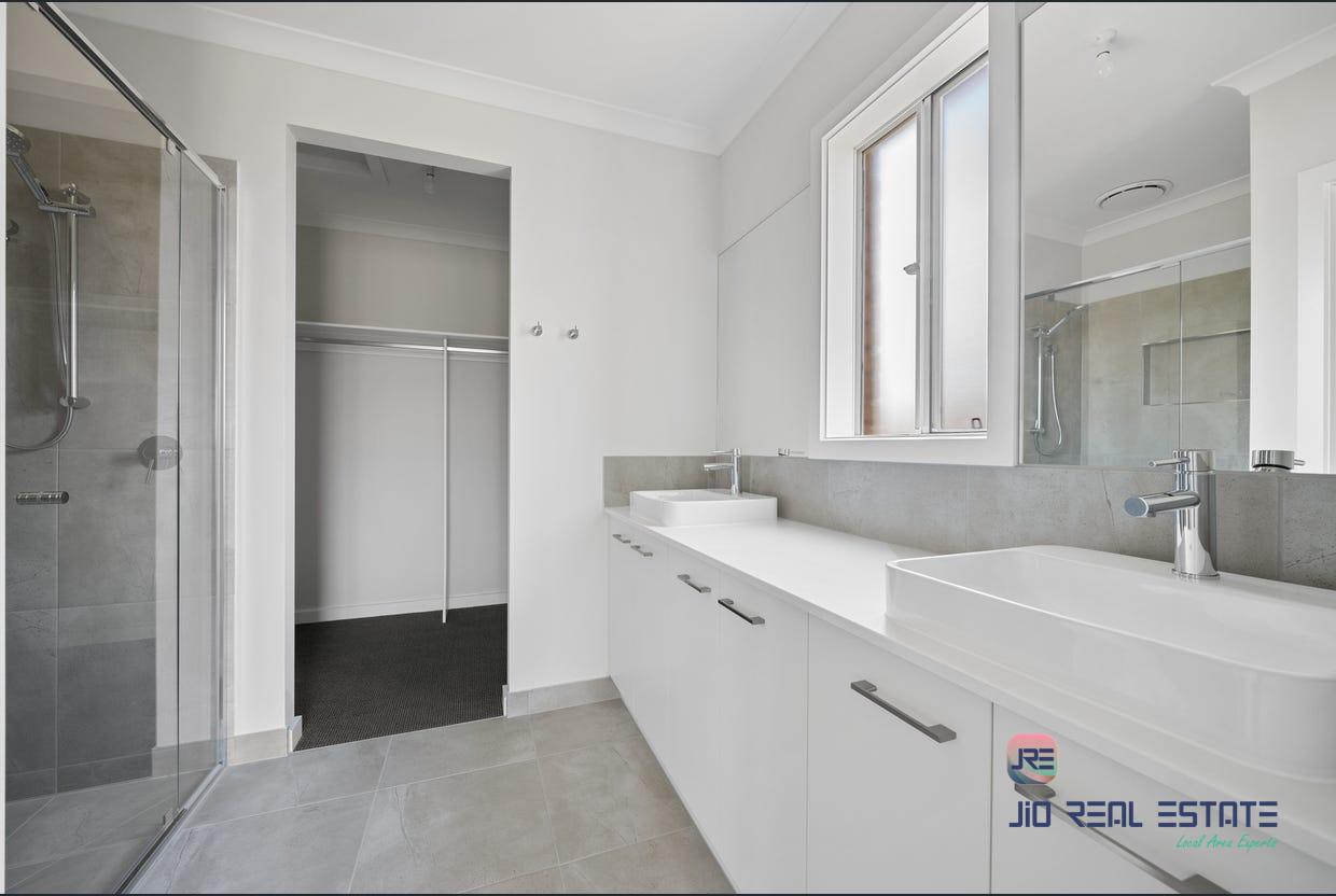 64 Guthrie Drive, Melton South VIC