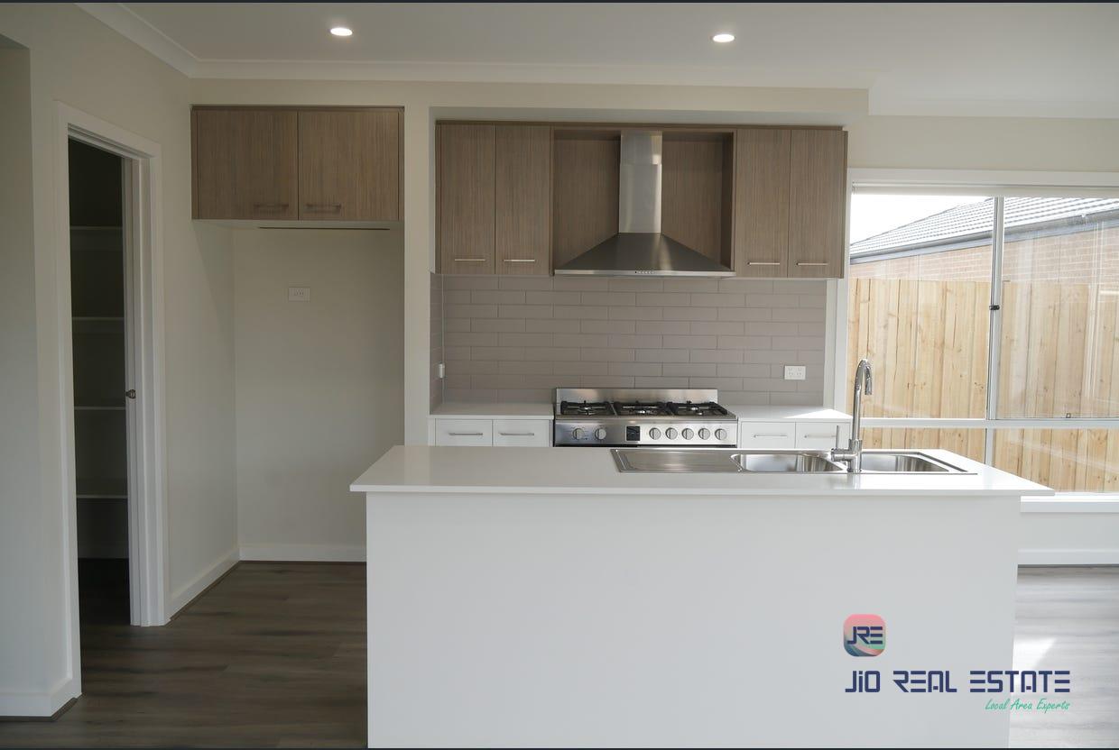 64 Guthrie Drive, Melton South VIC
