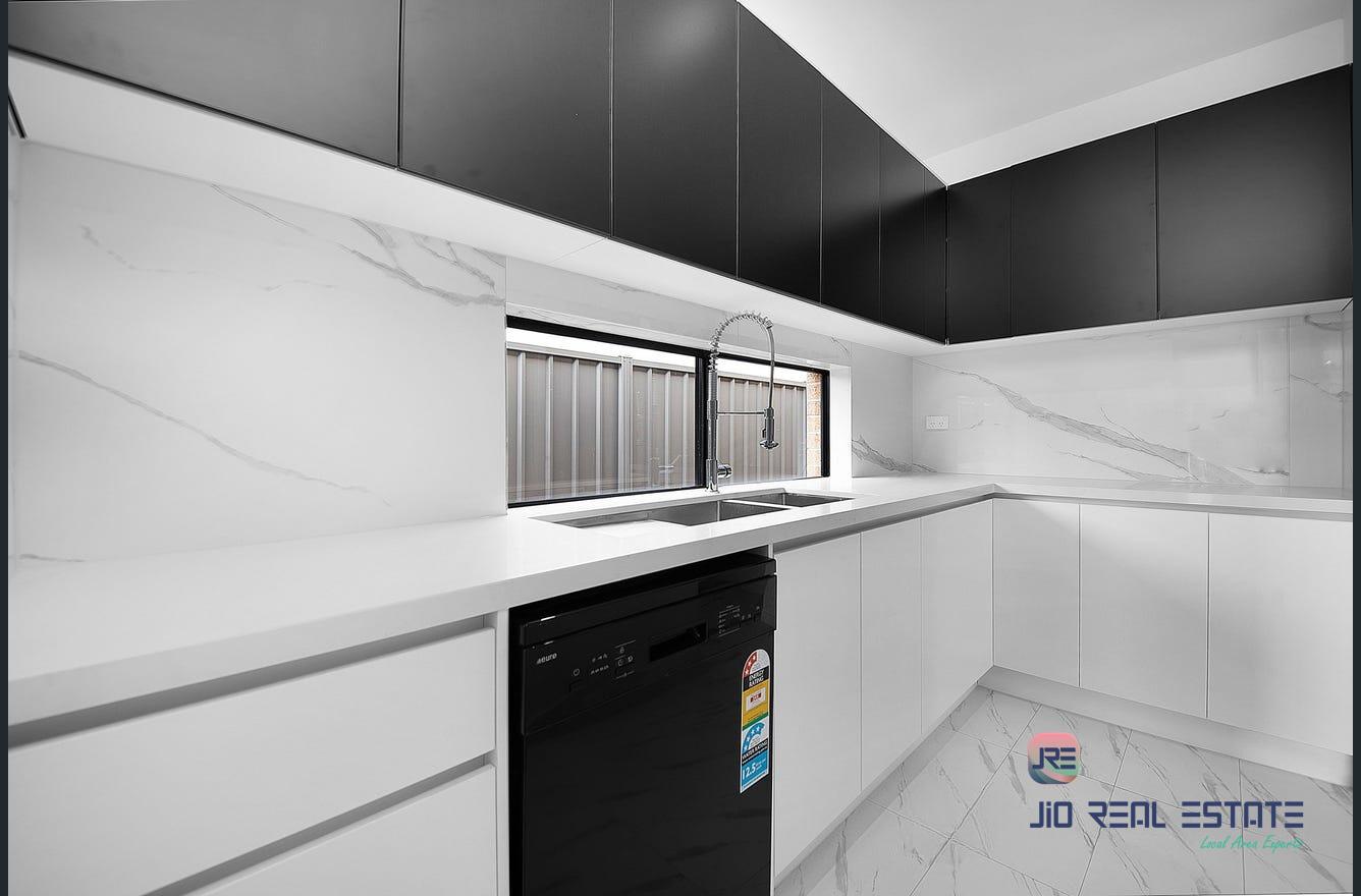 8 Ranelagh Avenue, Strathtulloh VIC