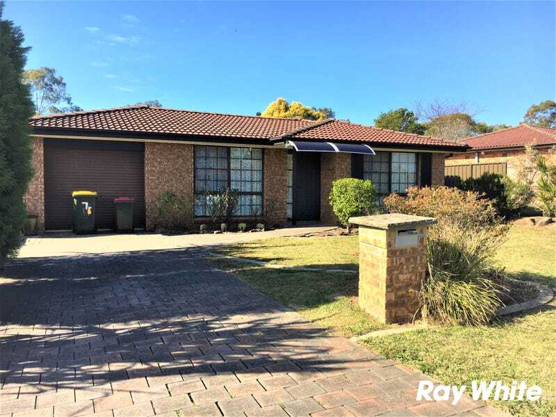 Quiet Neighbourhood - Three Bedroom House With Garage