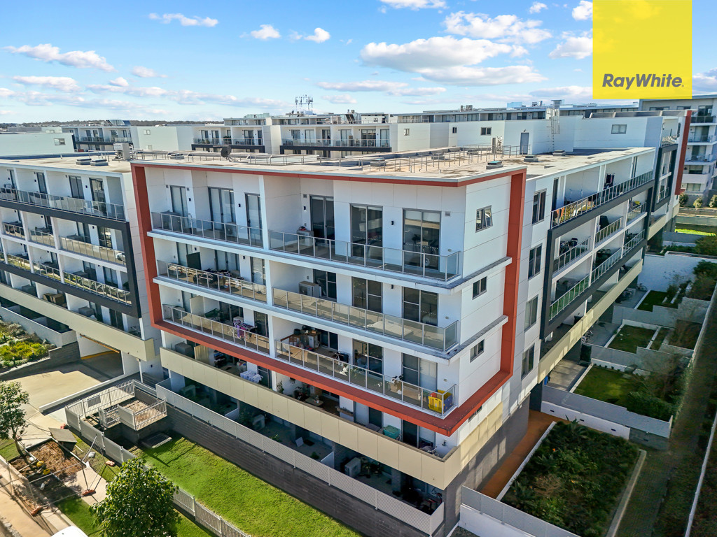 3 Bedrooms - Walk to Station and Shopping