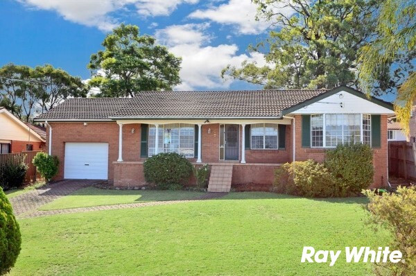 Three Bedroom House with Pool - Crestwood Public & High School Catchment