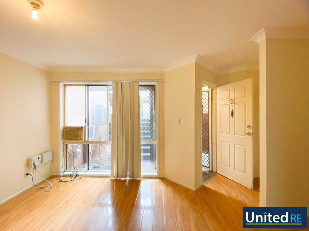 Three Bedroom Town House - Close to Amenities