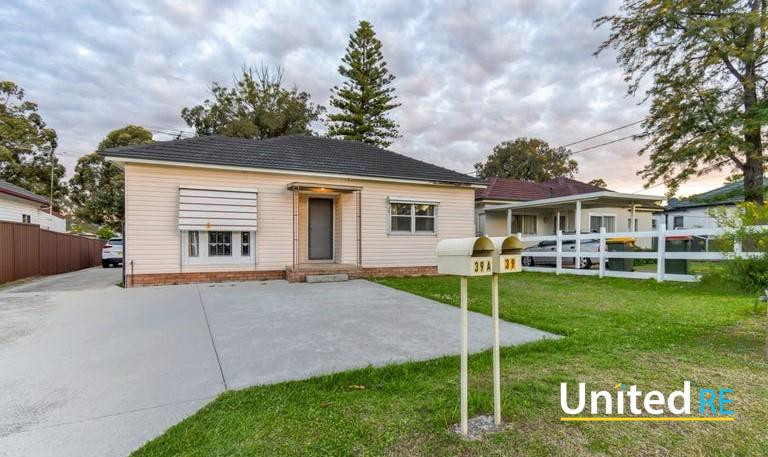 Nice Two Bedroom House with Parking - Blacktown