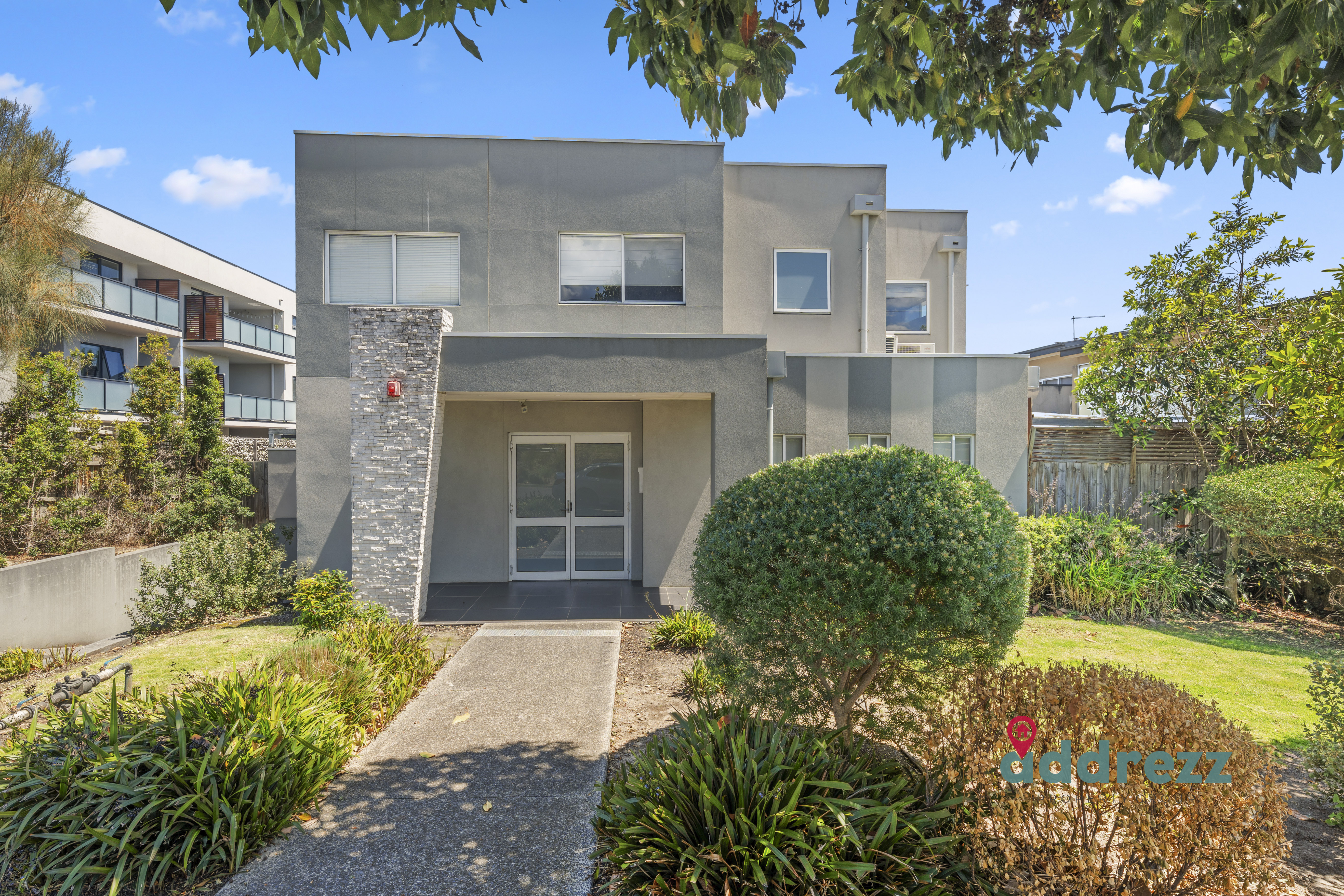 Effortless Living Opposite Stud Park Shopping Centre 
