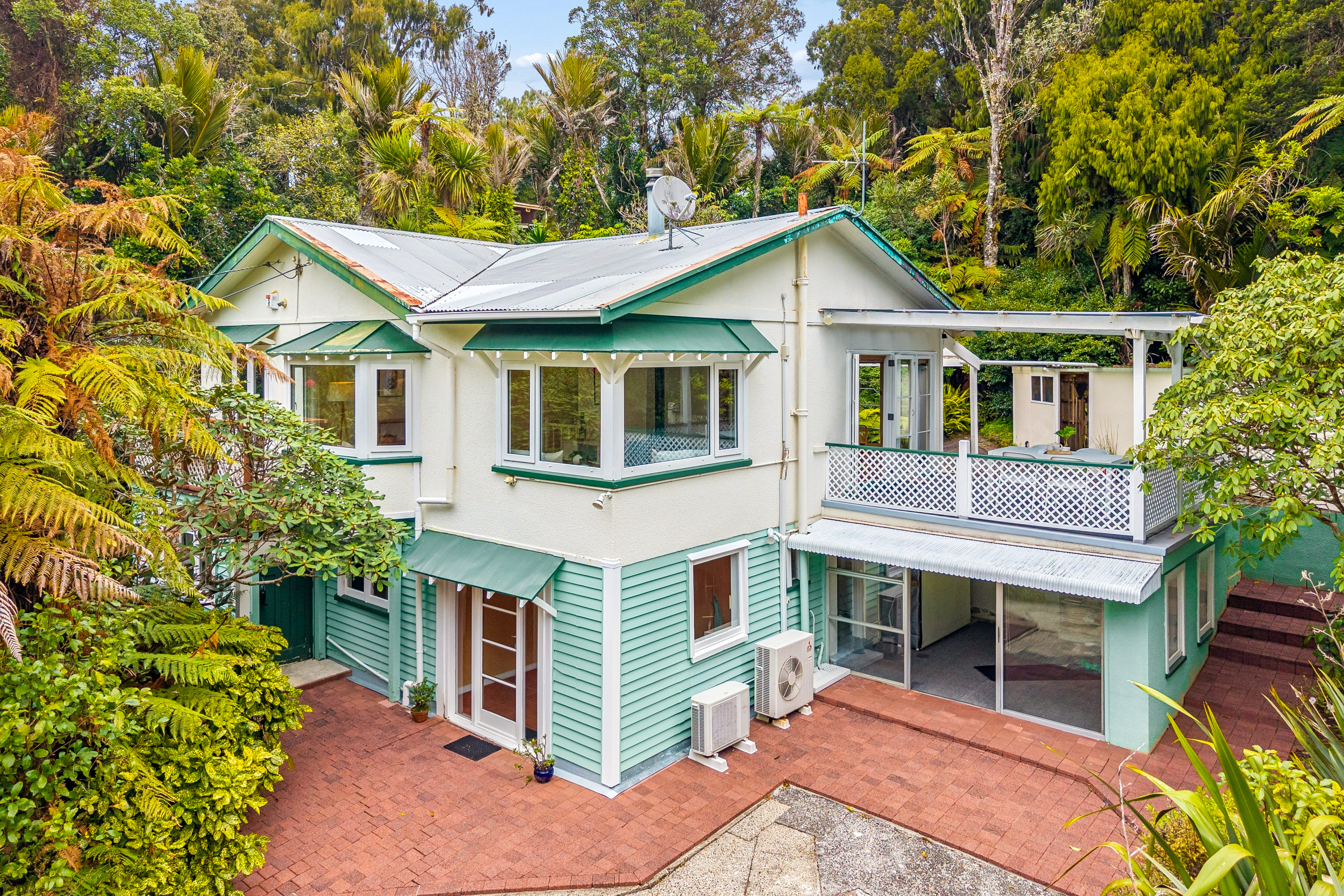 562 Scenic Drive, Waiatarua