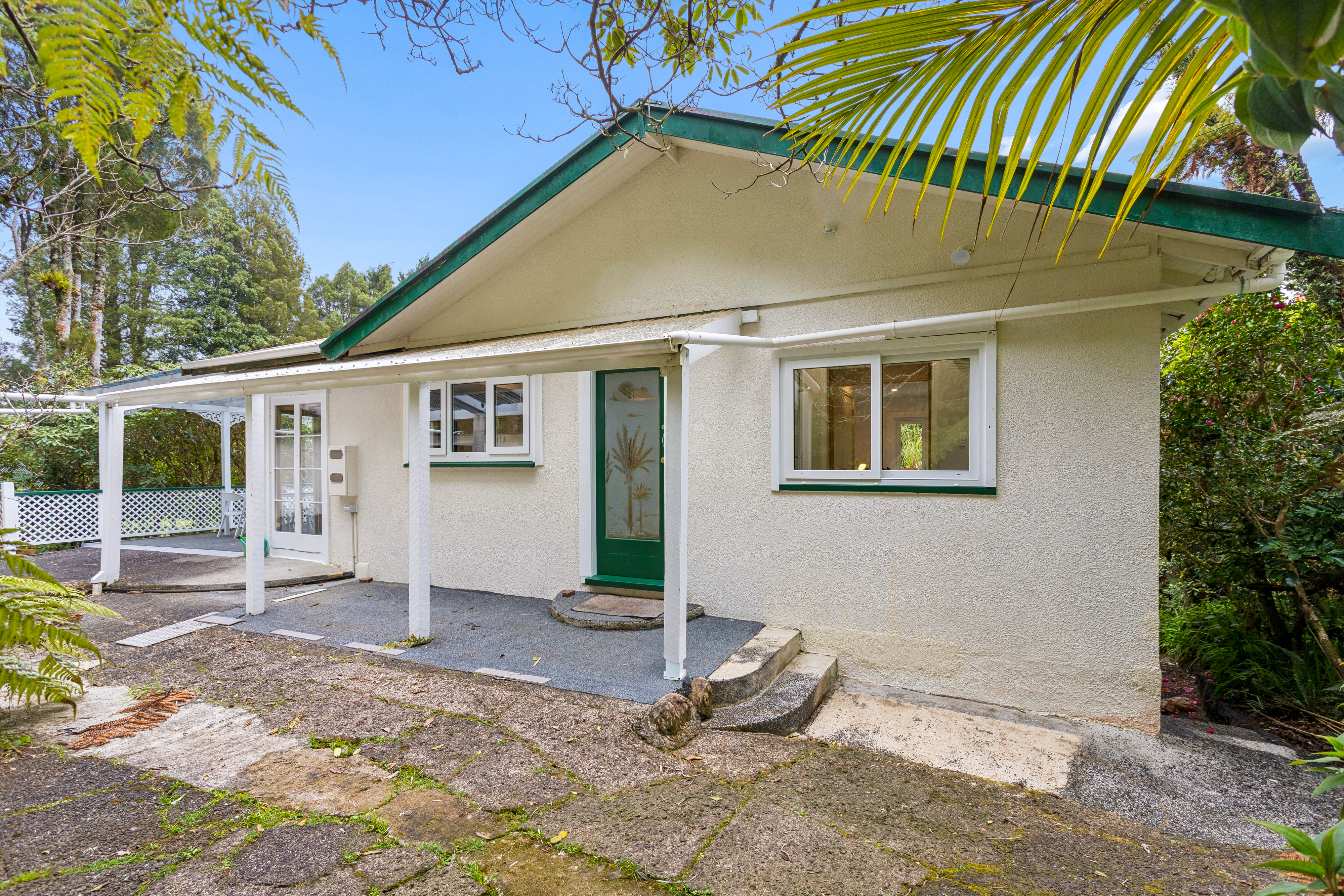 562 Scenic Drive, Waiatarua