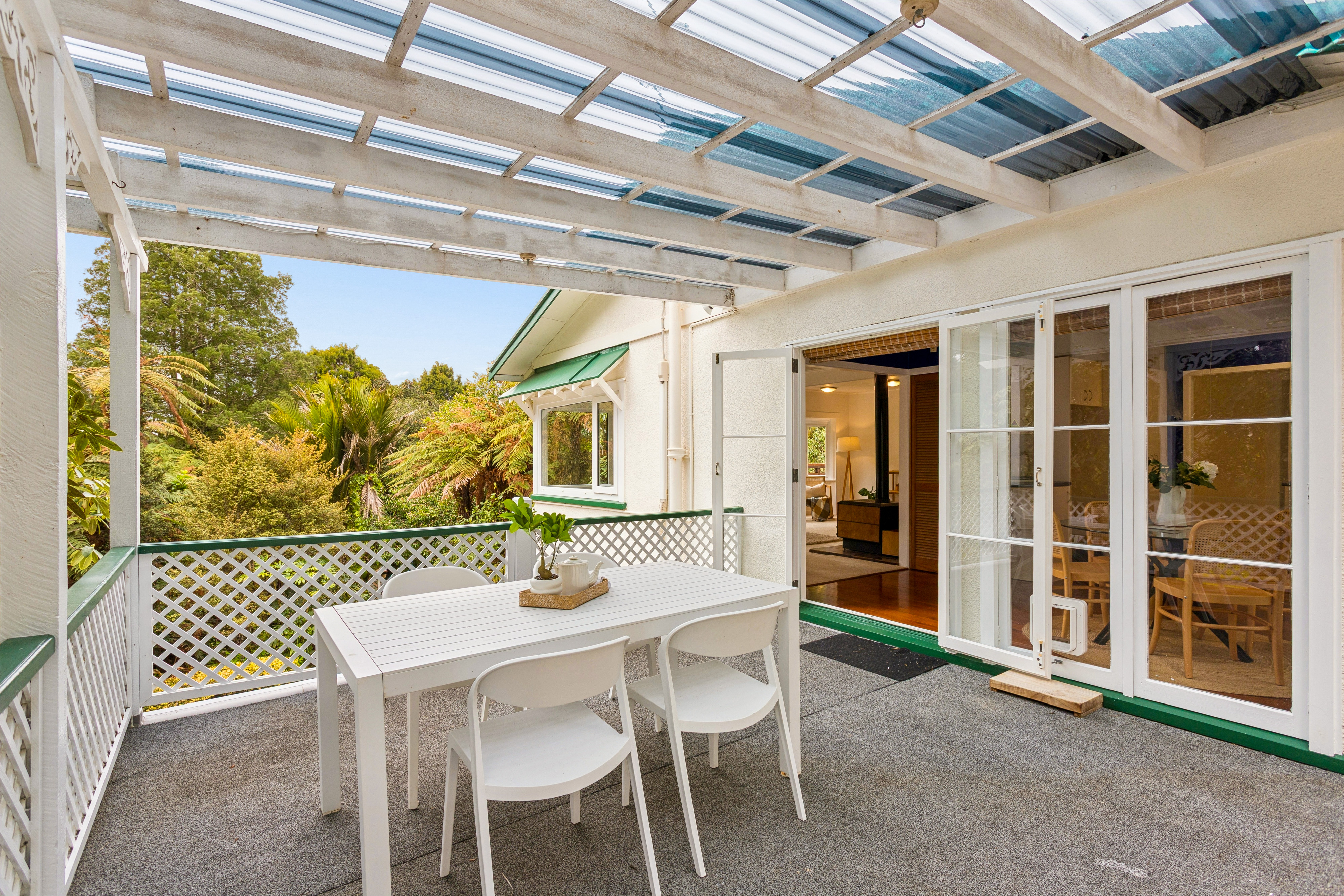 562 Scenic Drive, Waiatarua