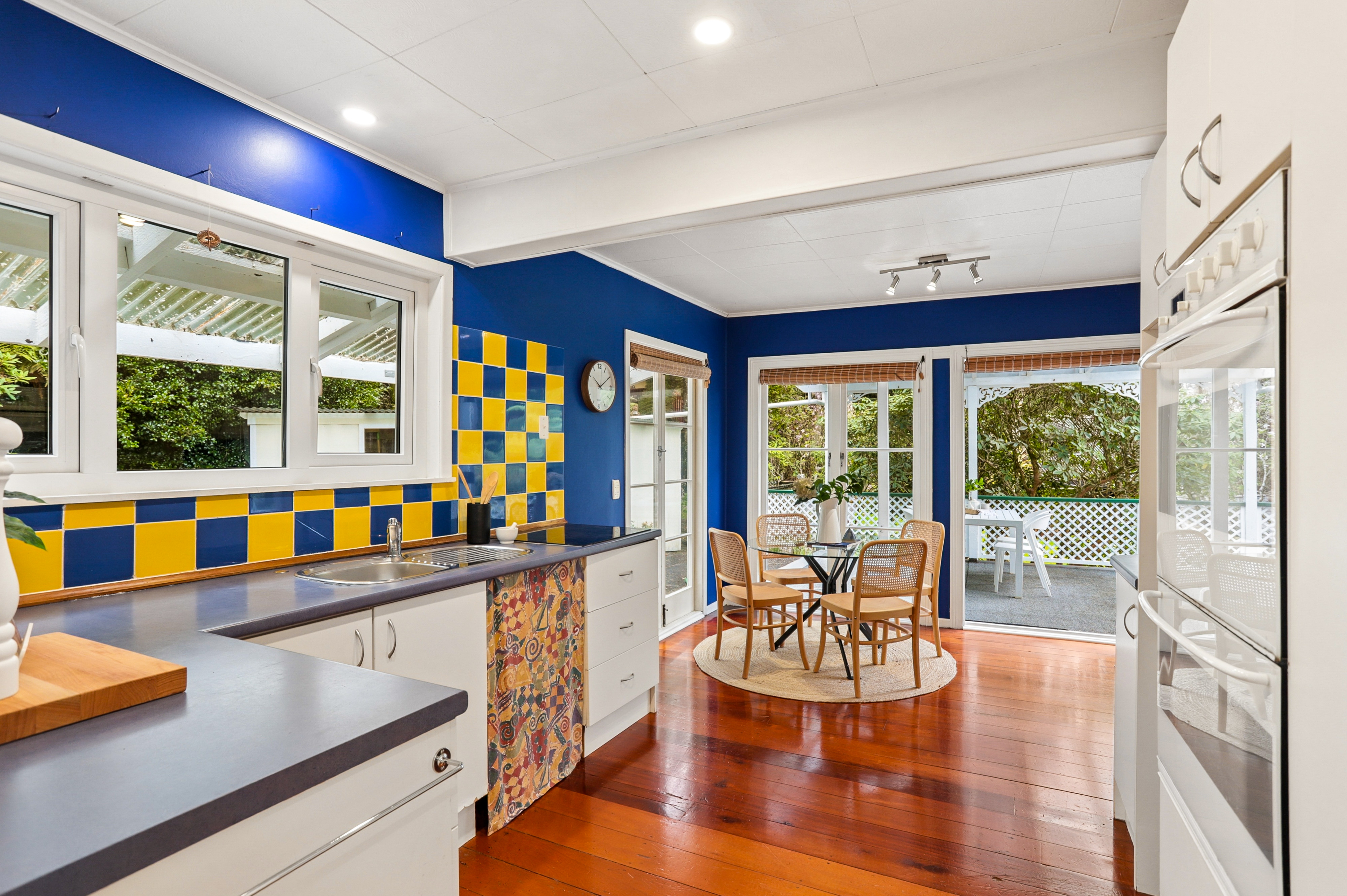 562 Scenic Drive, Waiatarua