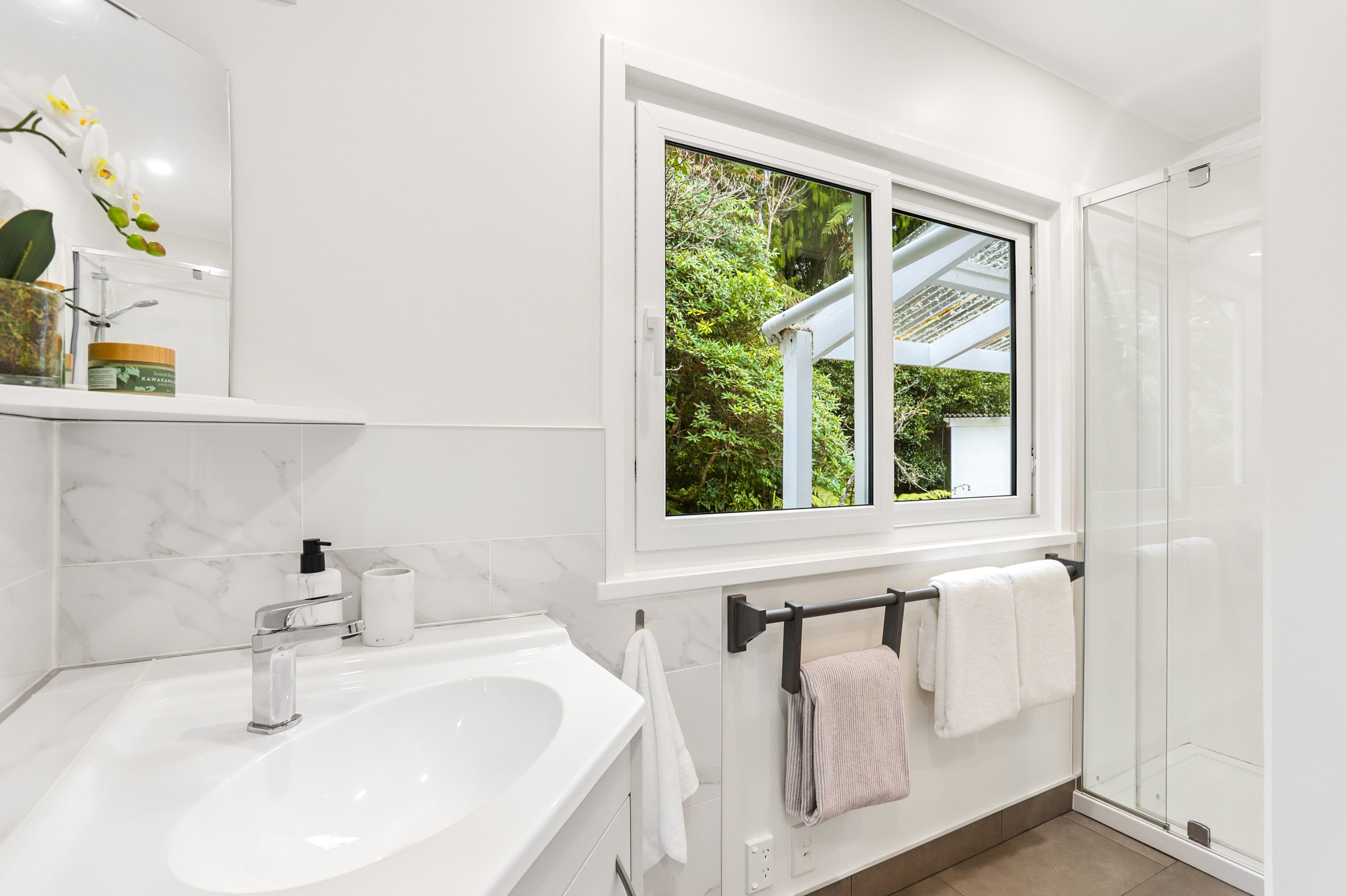562 Scenic Drive, Waiatarua