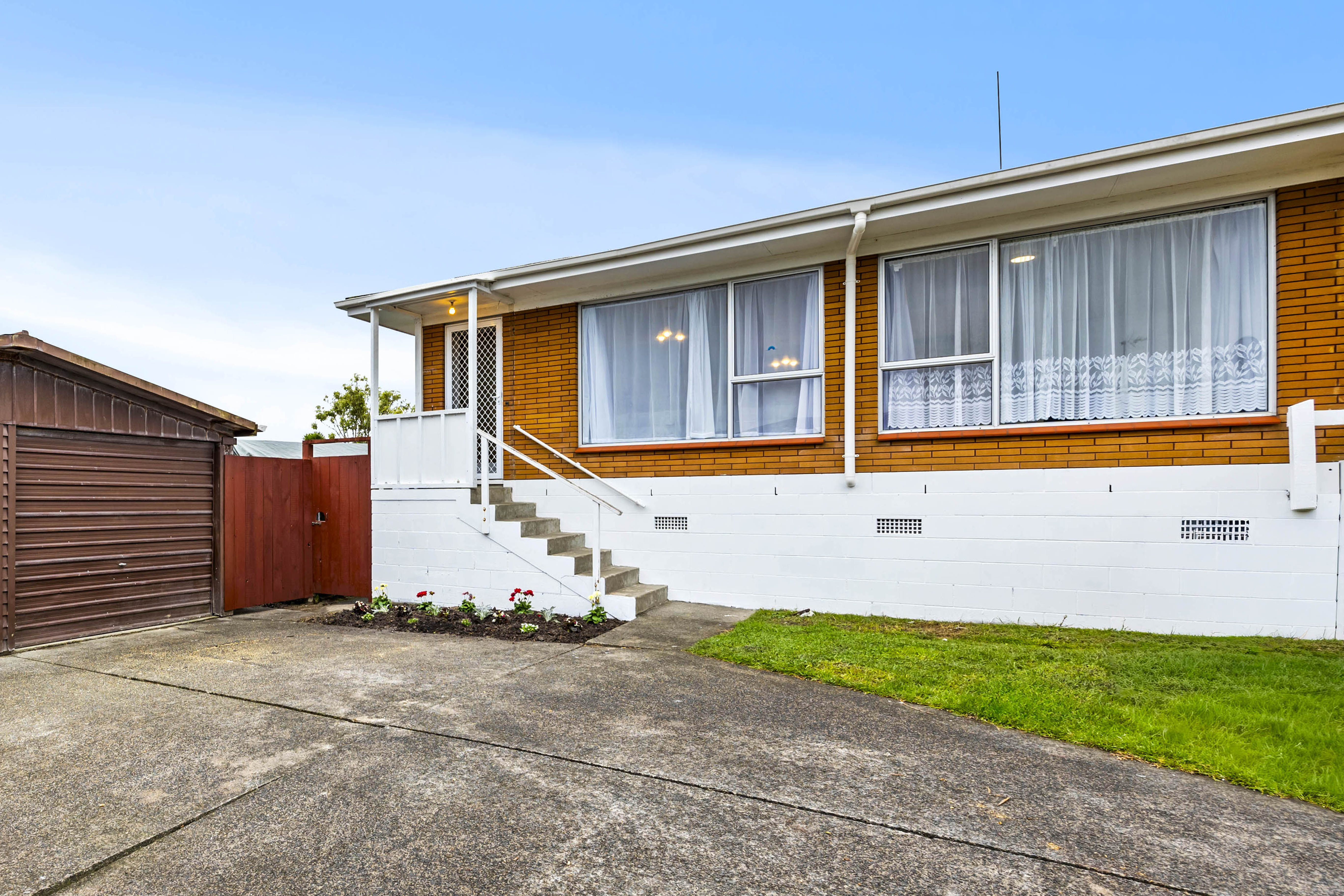 2/39 Blacklock Avenue, Henderson