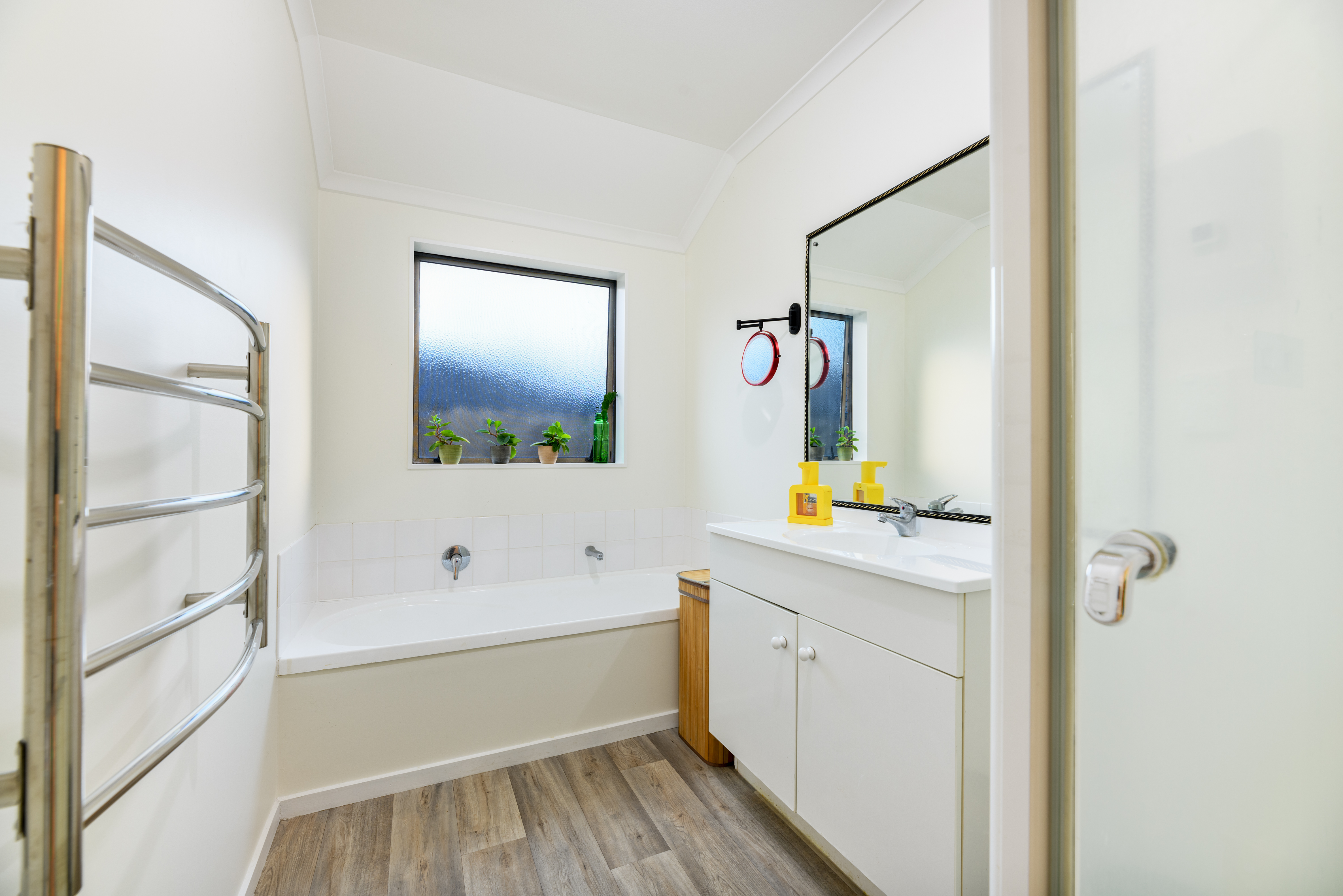 8 Woodbank Drive, Glen Eden NZ