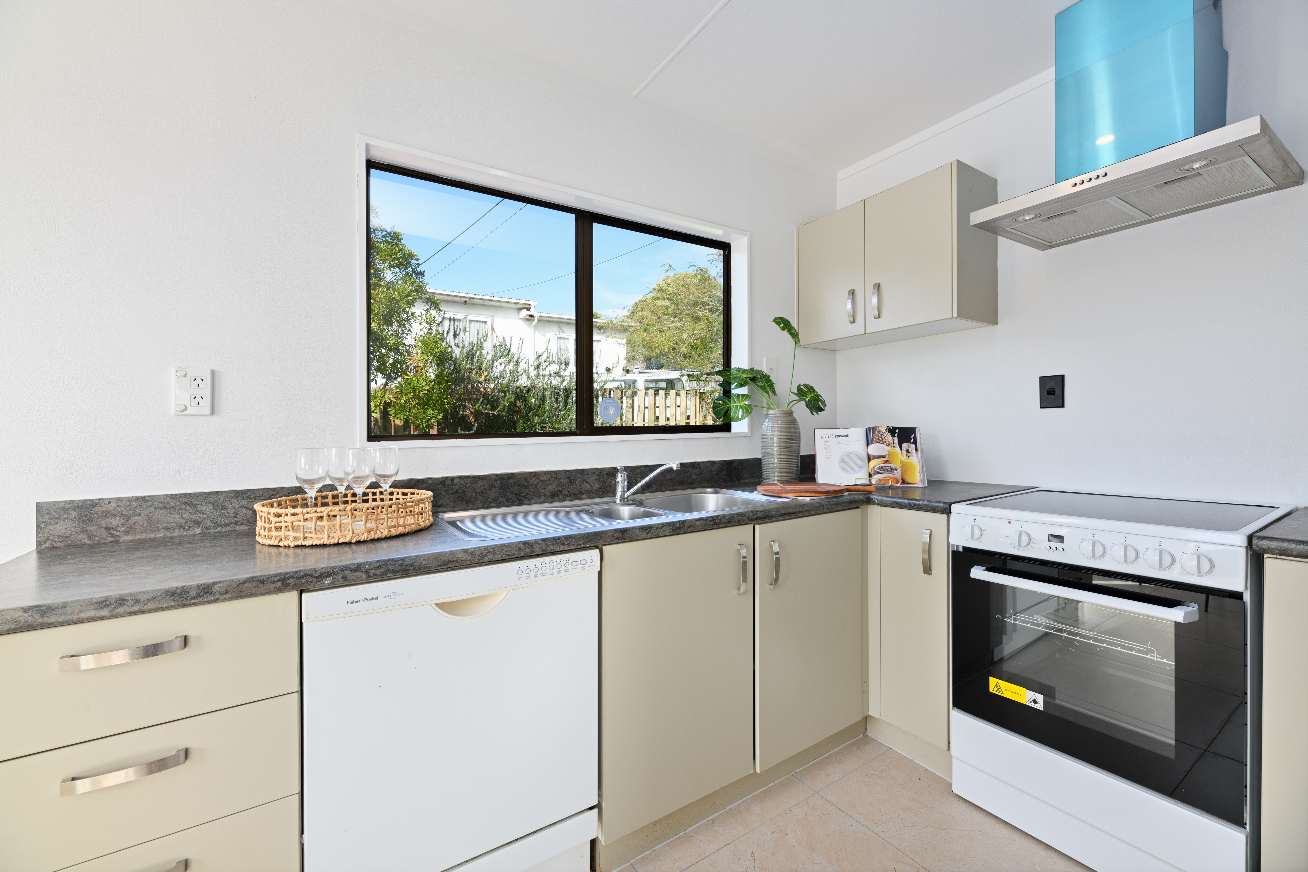 2/33 Lavelle Road, Henderson