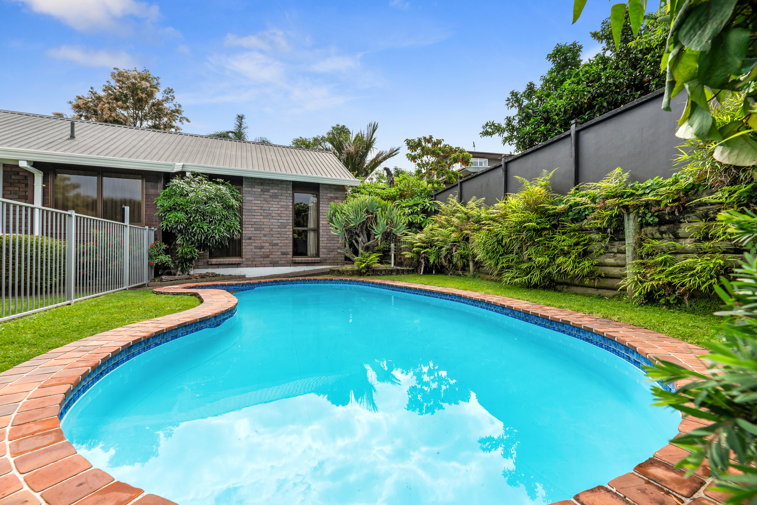 8 Sunny Bay Road, Matua