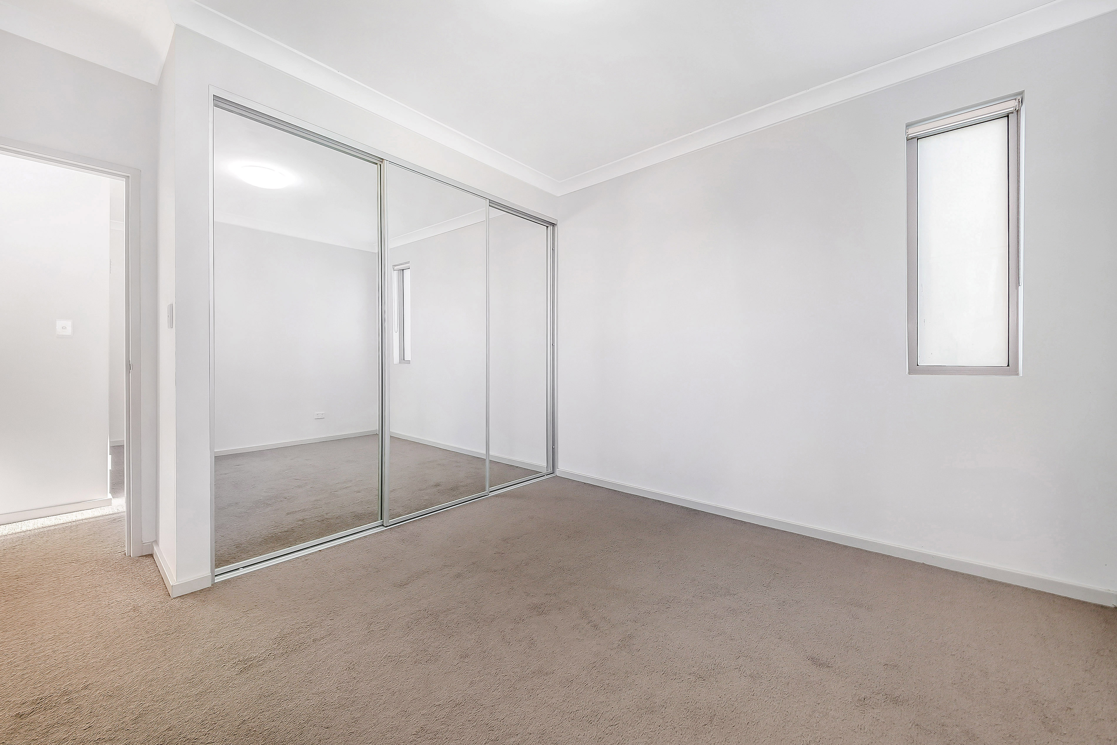 Spacious 2 bed unit - Prime Location