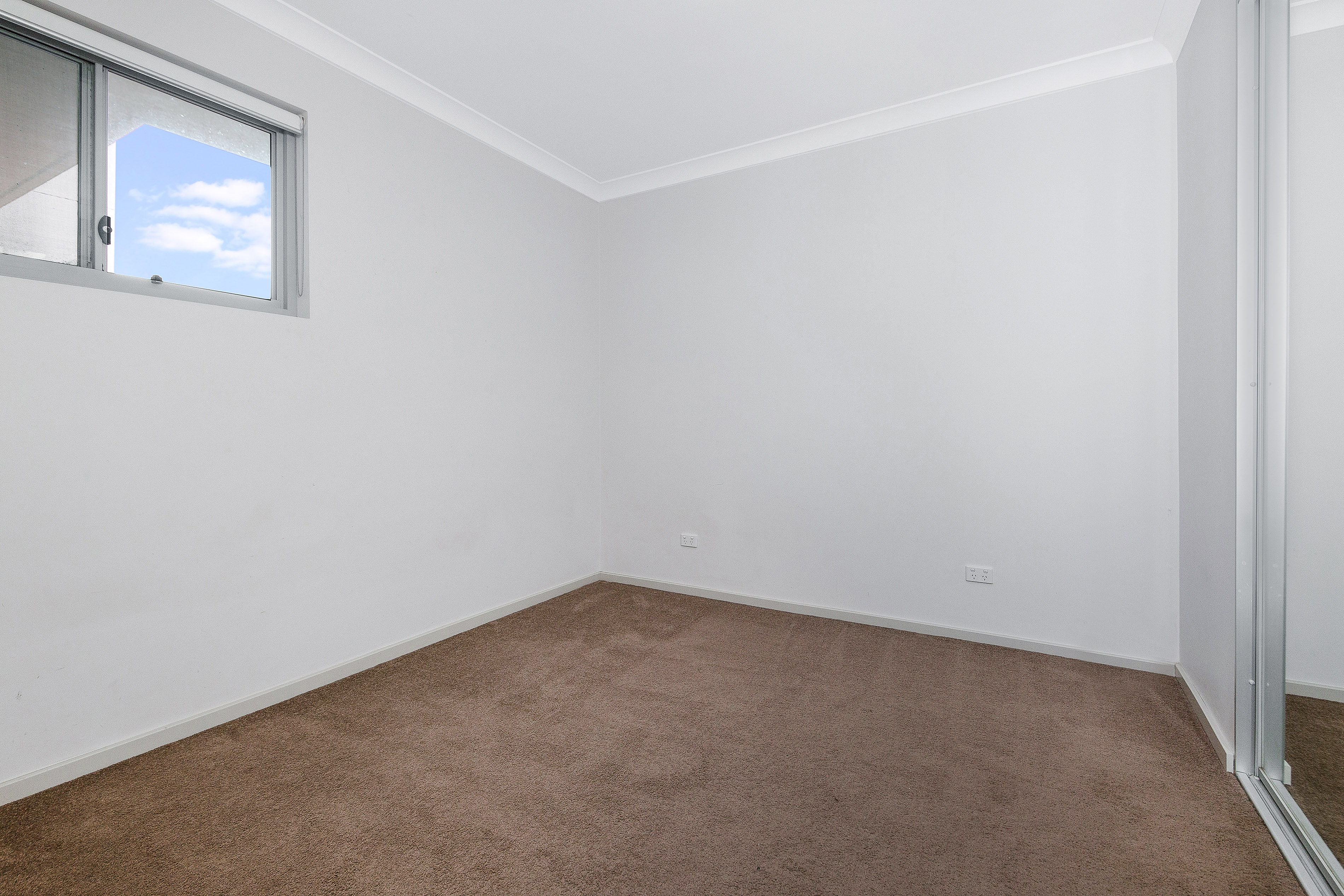 Spacious 2 bed unit - Prime Location