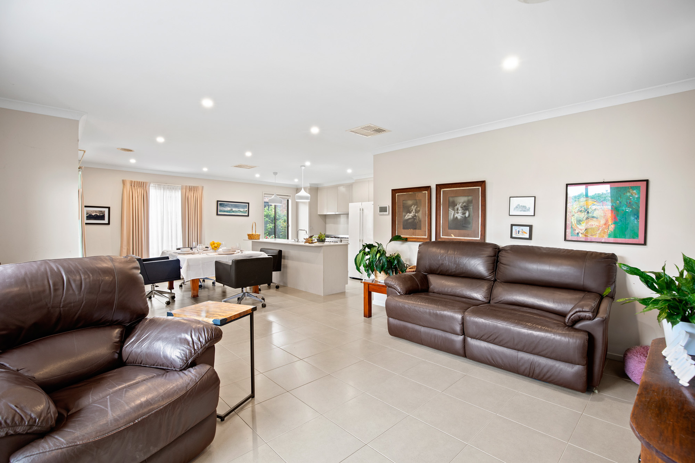 6 Bindarri Road, Manor Lakes - Thumbnail 2