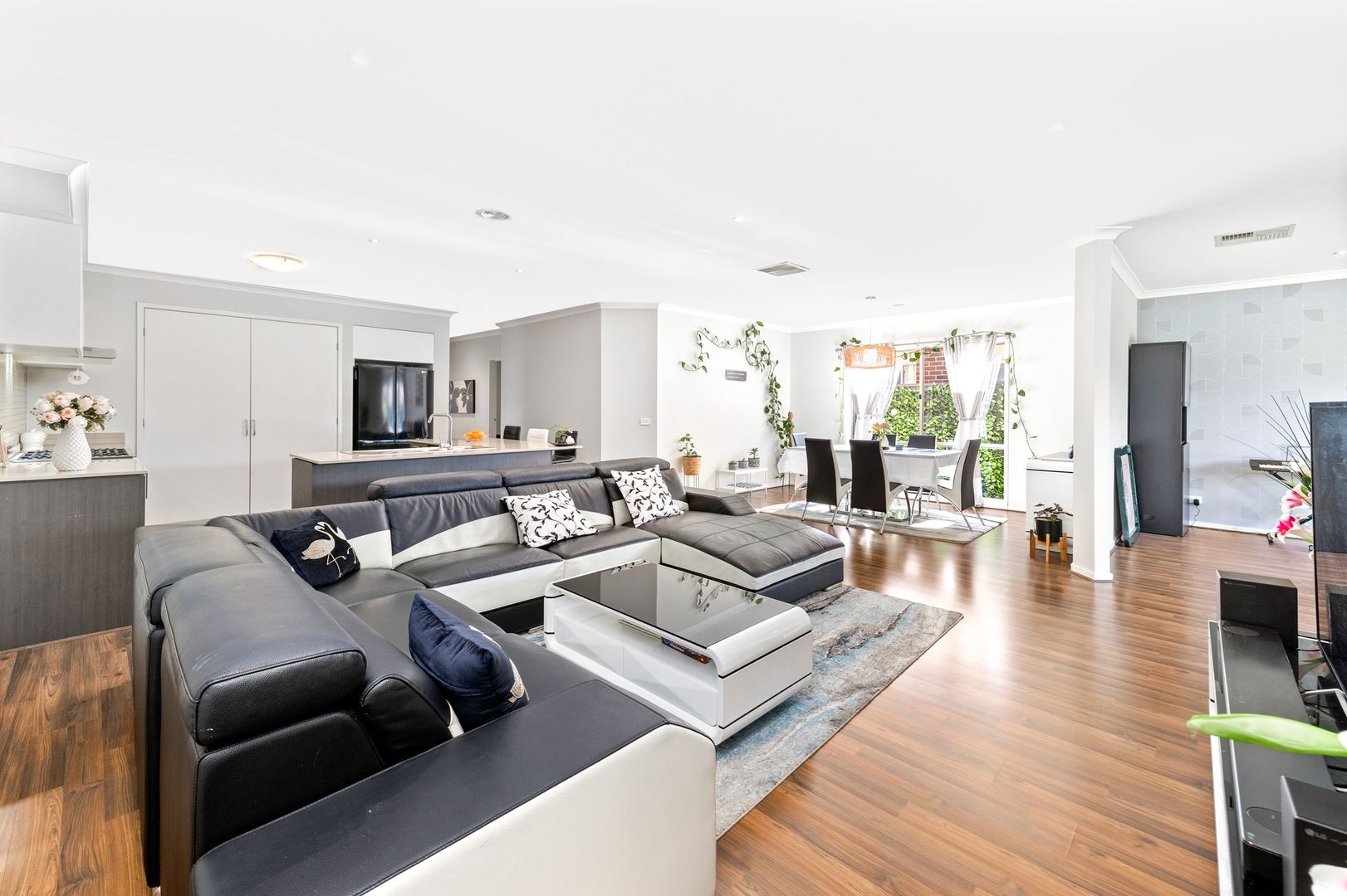 14 Edenvale Street, Manor Lakes - Thumbnail 2