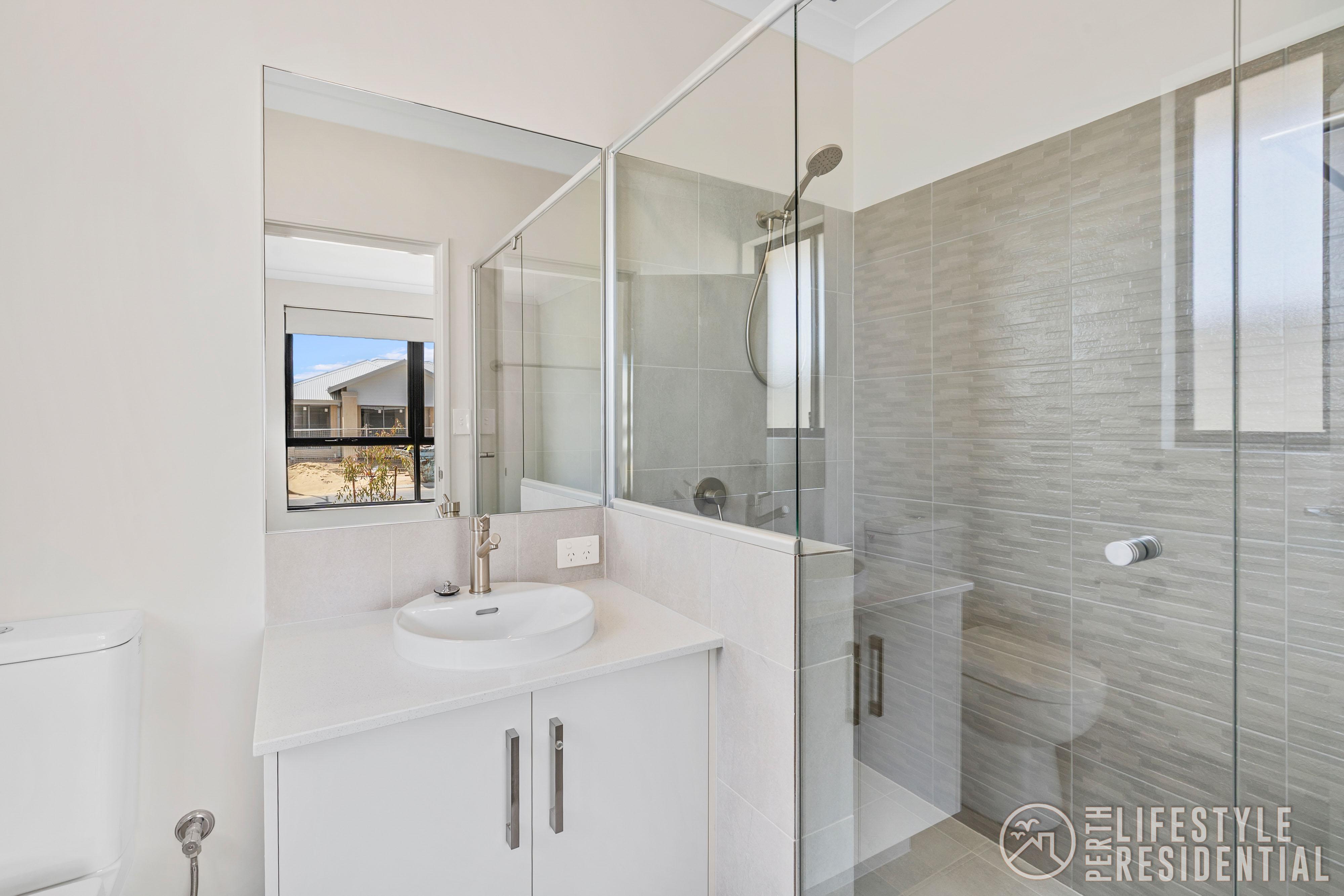 BRAND NEW 6 BEDROOM HOME WITH SEPERATE LIVING image 6