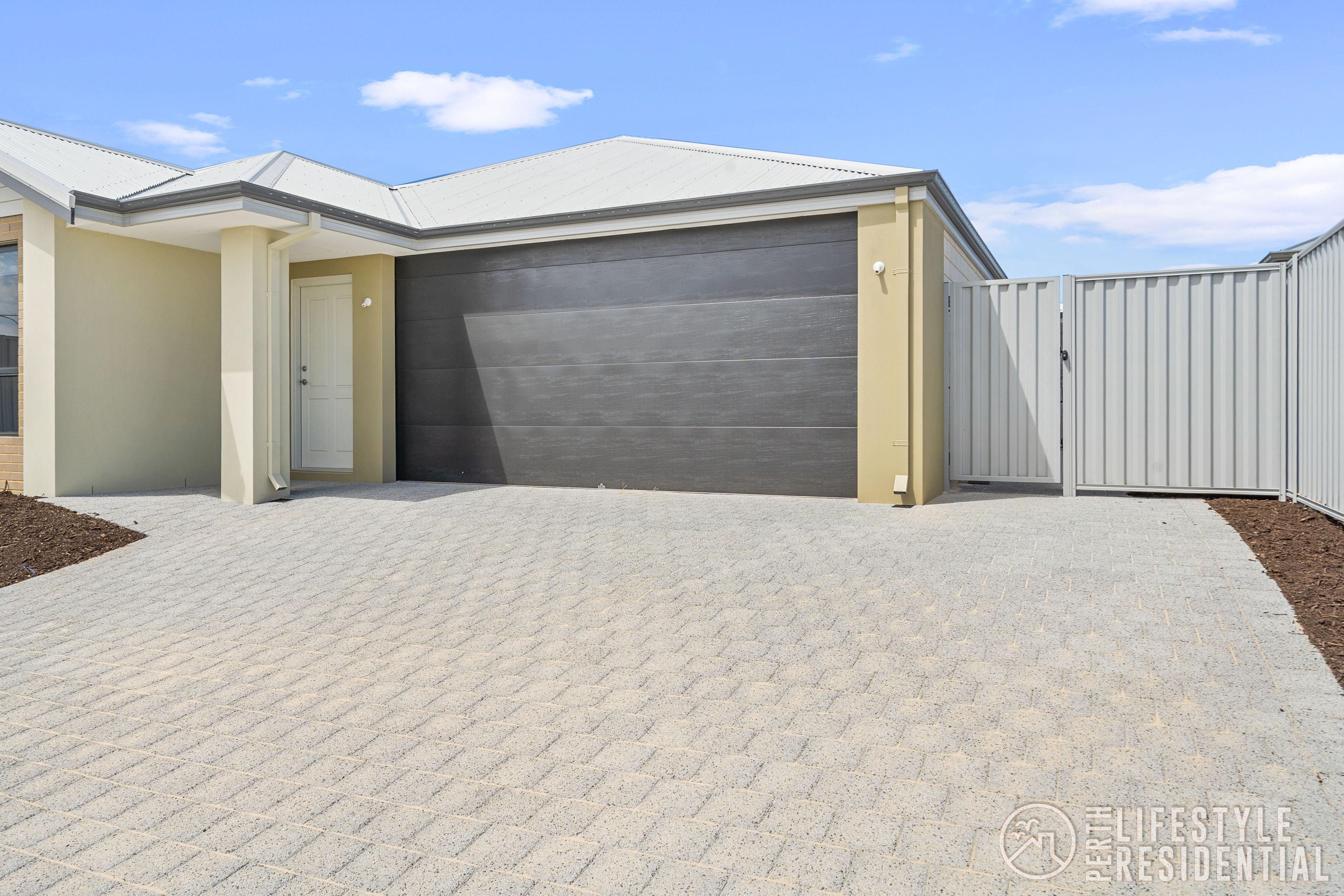 BRAND NEW 6 BEDROOM HOME WITH SEPERATE LIVING image 30